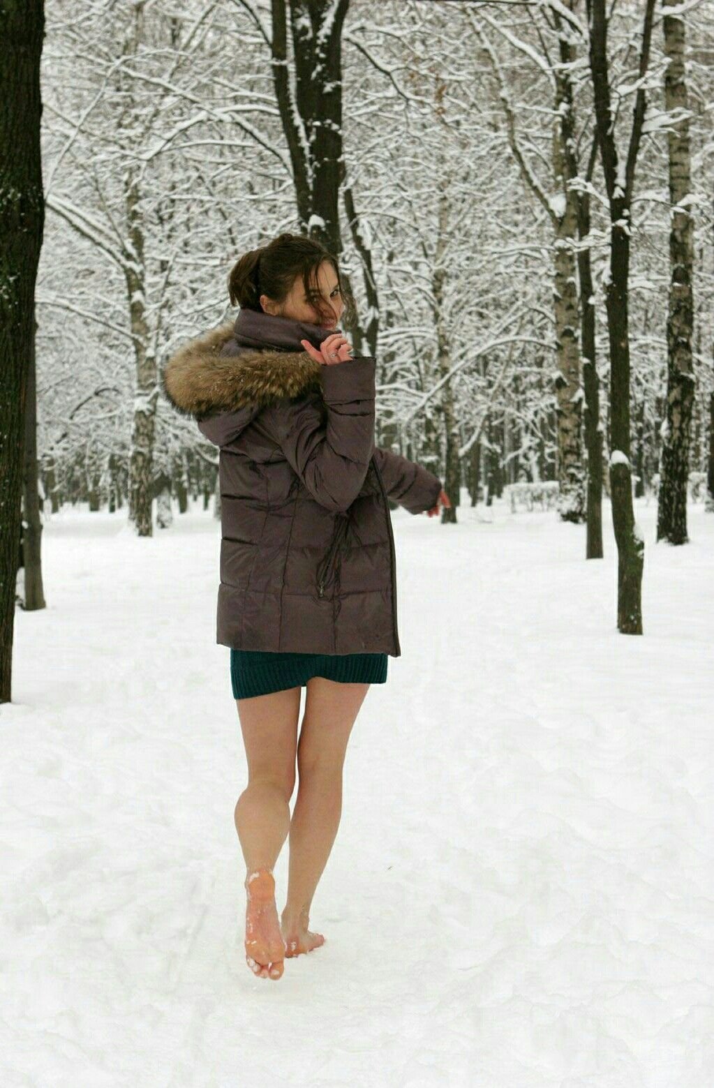 Девушка босиком на снегу