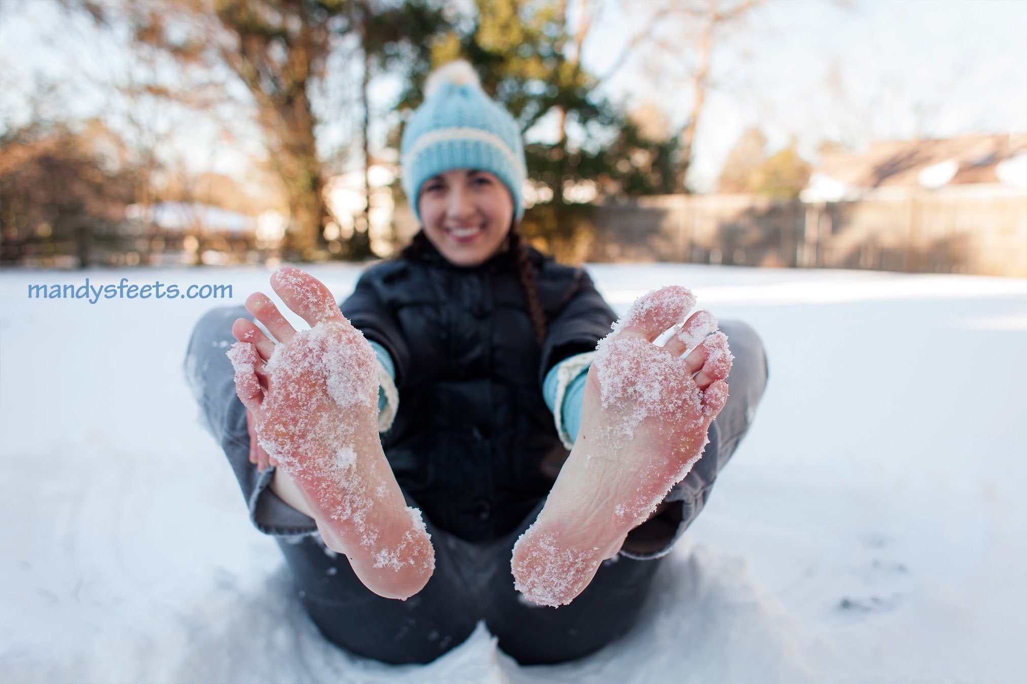 Ноги снежок. Ноги в снегу. Босиком зимой. Ноги девушки в снегу. Ноги на льду.