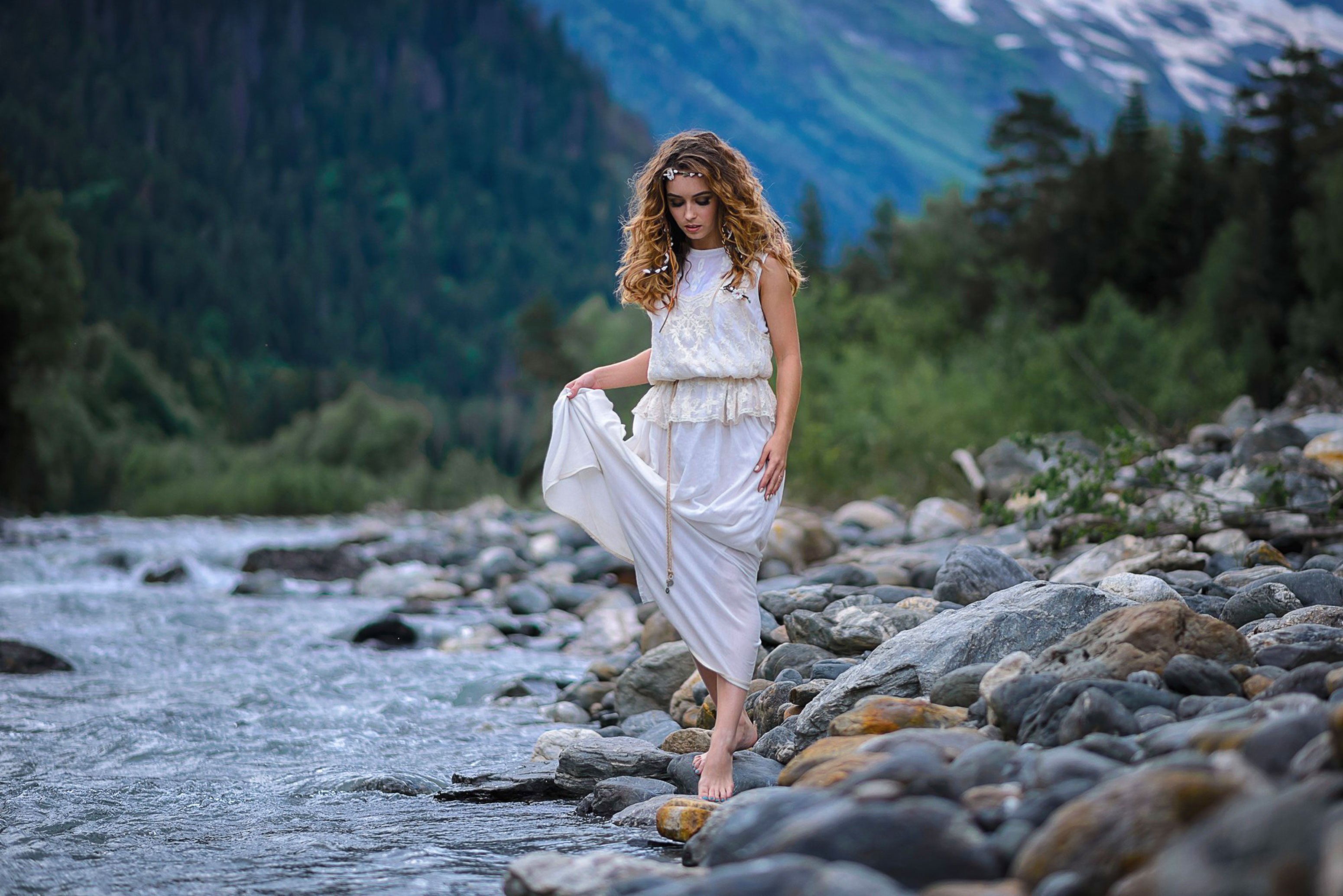 Речка красавица. Девушка у реки. Девушка в платье босиком. Фотосессия на горной речке. Девушка в платье у реки.