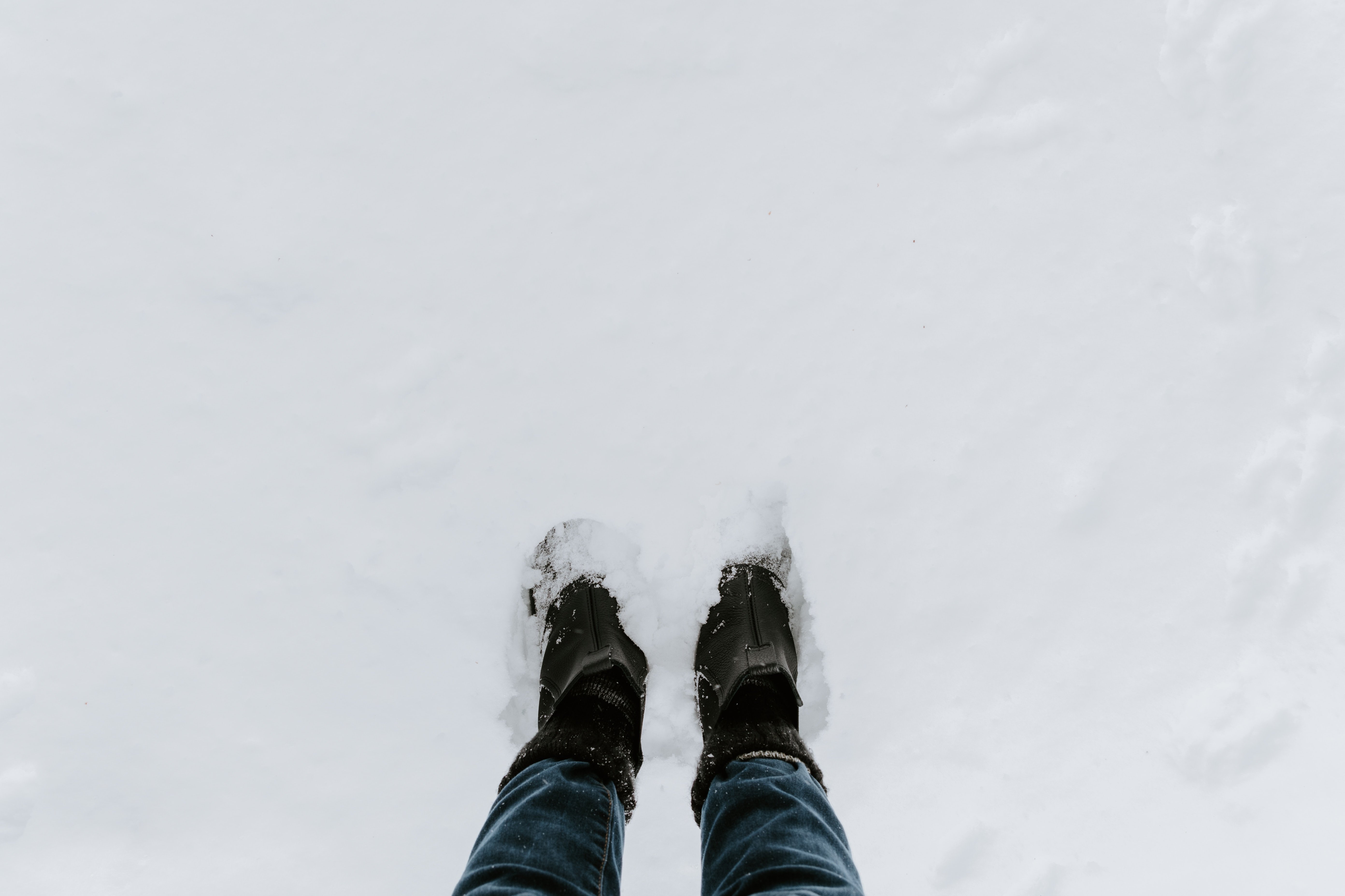 Ноги снежок. Ноги в снегу. Ноги в сугробе. Снег под ногами. Ноги в ботинках зимой.