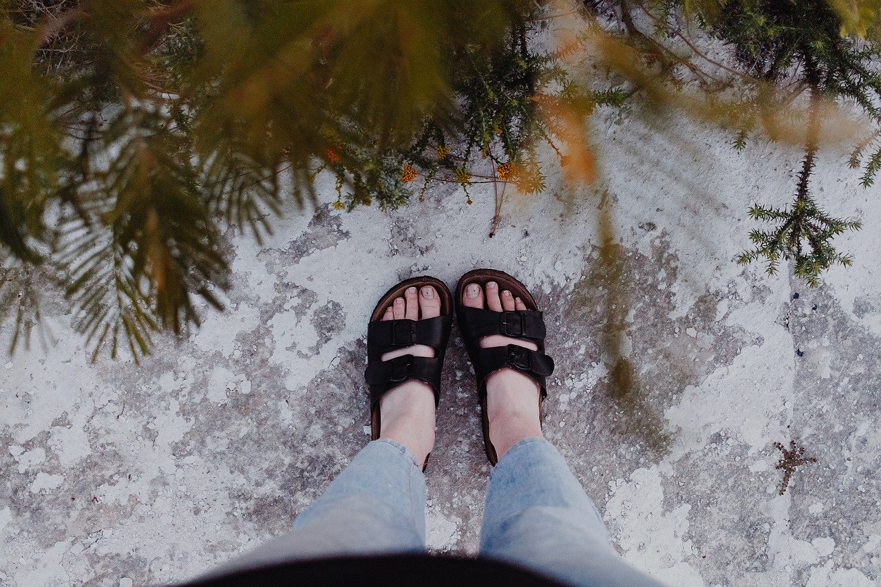 В носках по снегу
