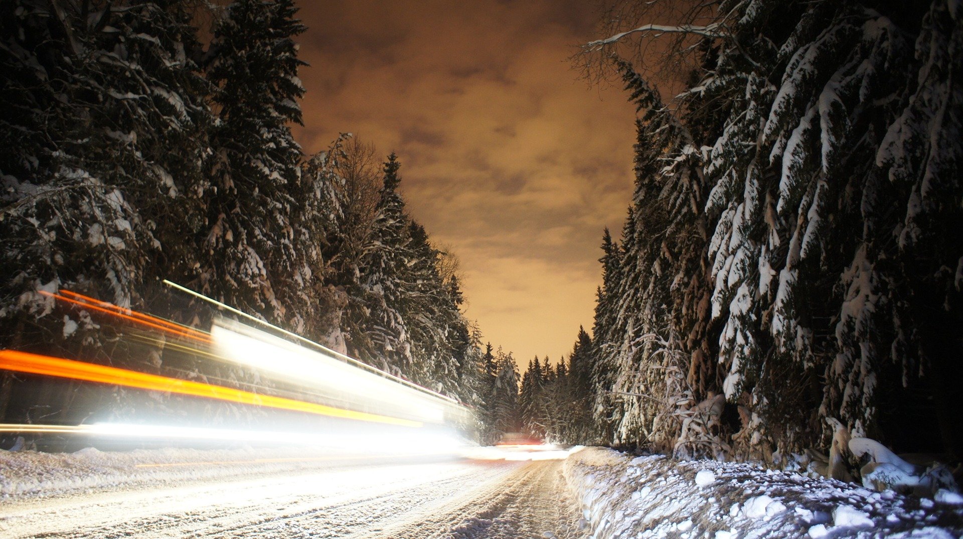Тема зимней дороги. Заснеженная дорога в лесу. Зимняя дорога. Новогодняя дорога. Зима дорога машина.