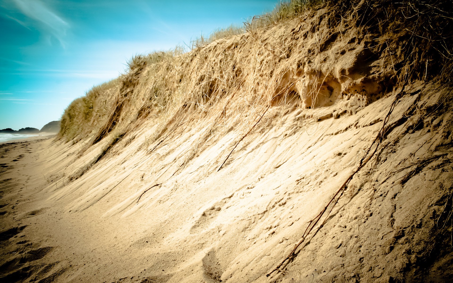 Обрывистый холм. Песчаный обрыв. Пески пустыни. Обрывистый песчаный берег у моря. Фон песок.