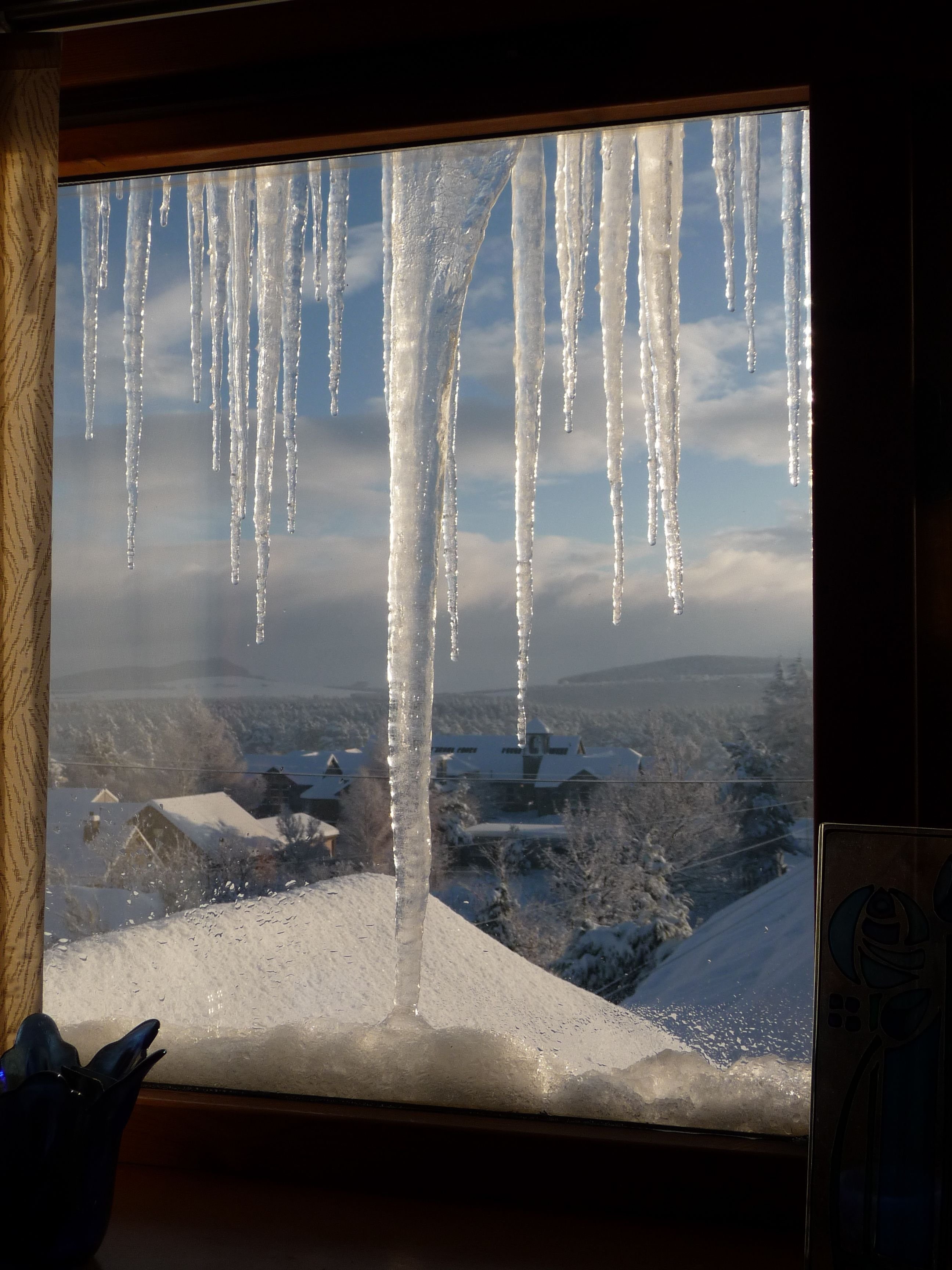 При сильных морозах на стеклах окон. Красивый зимний вид из окна. Зимнее окно. Вид из окна. Окно зимой.