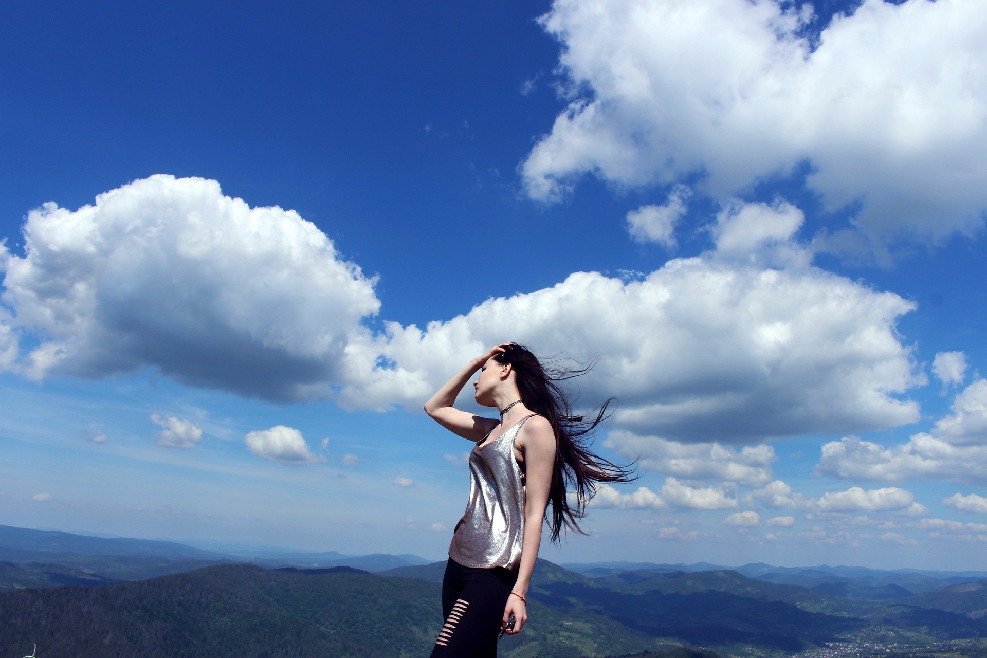 Девушка на фоне неба