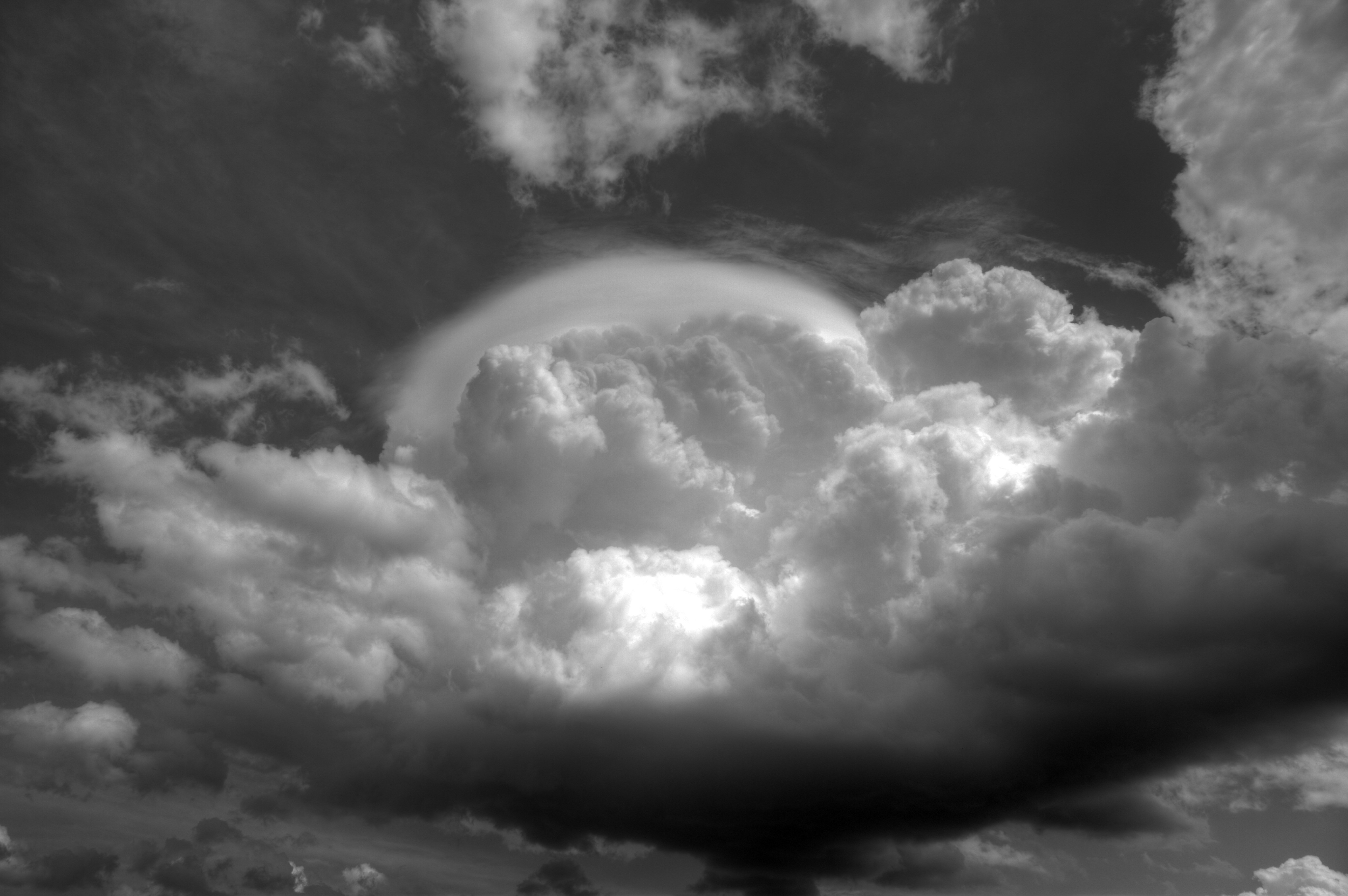 Черные тучи песня. Облака. Тяжелые облака. Красивые облака. Облако картинка.