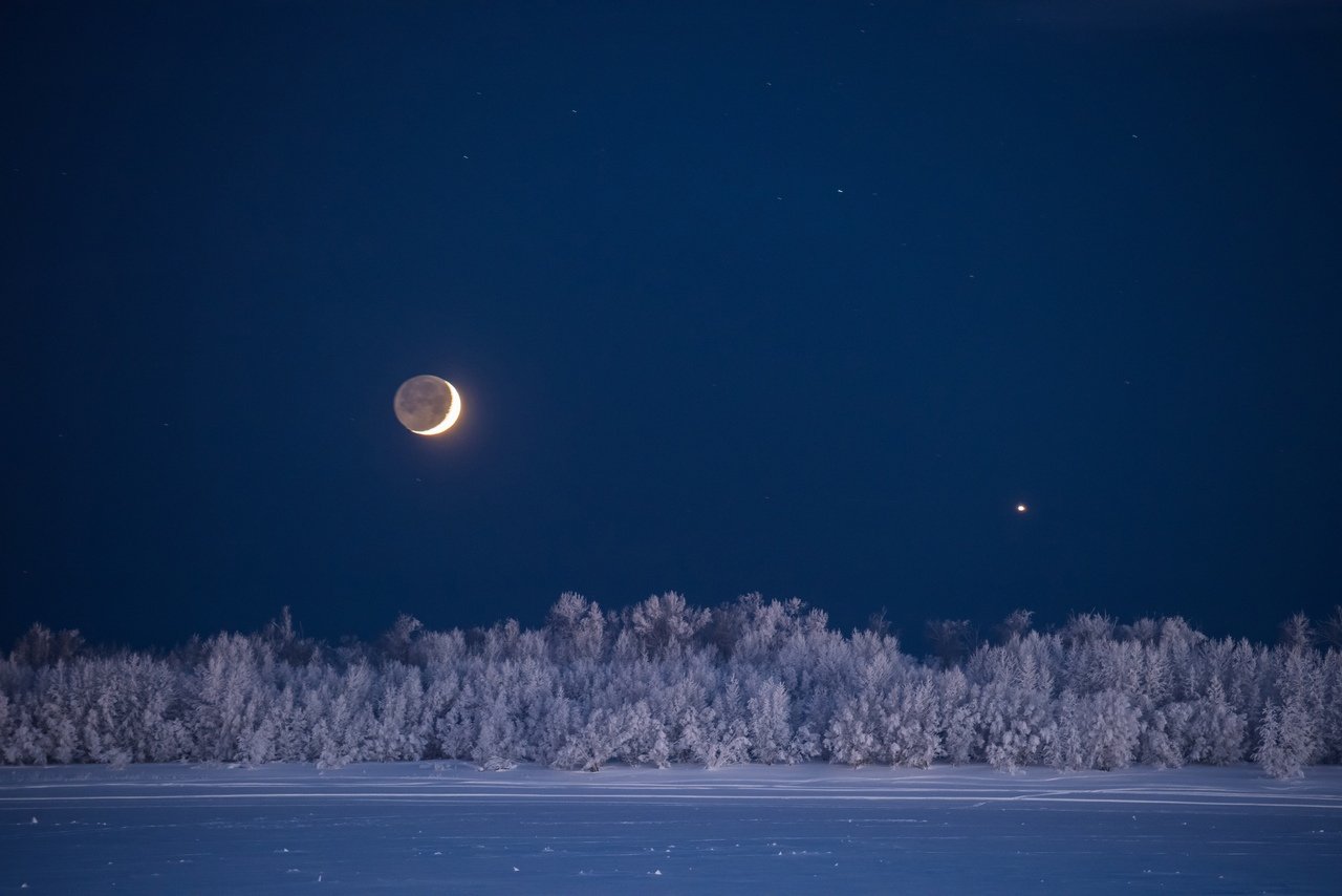 Месяц виднеется. Луна зимой. Зимнее ночное небо. Ночное зимнее небо с луной. Луна светит.