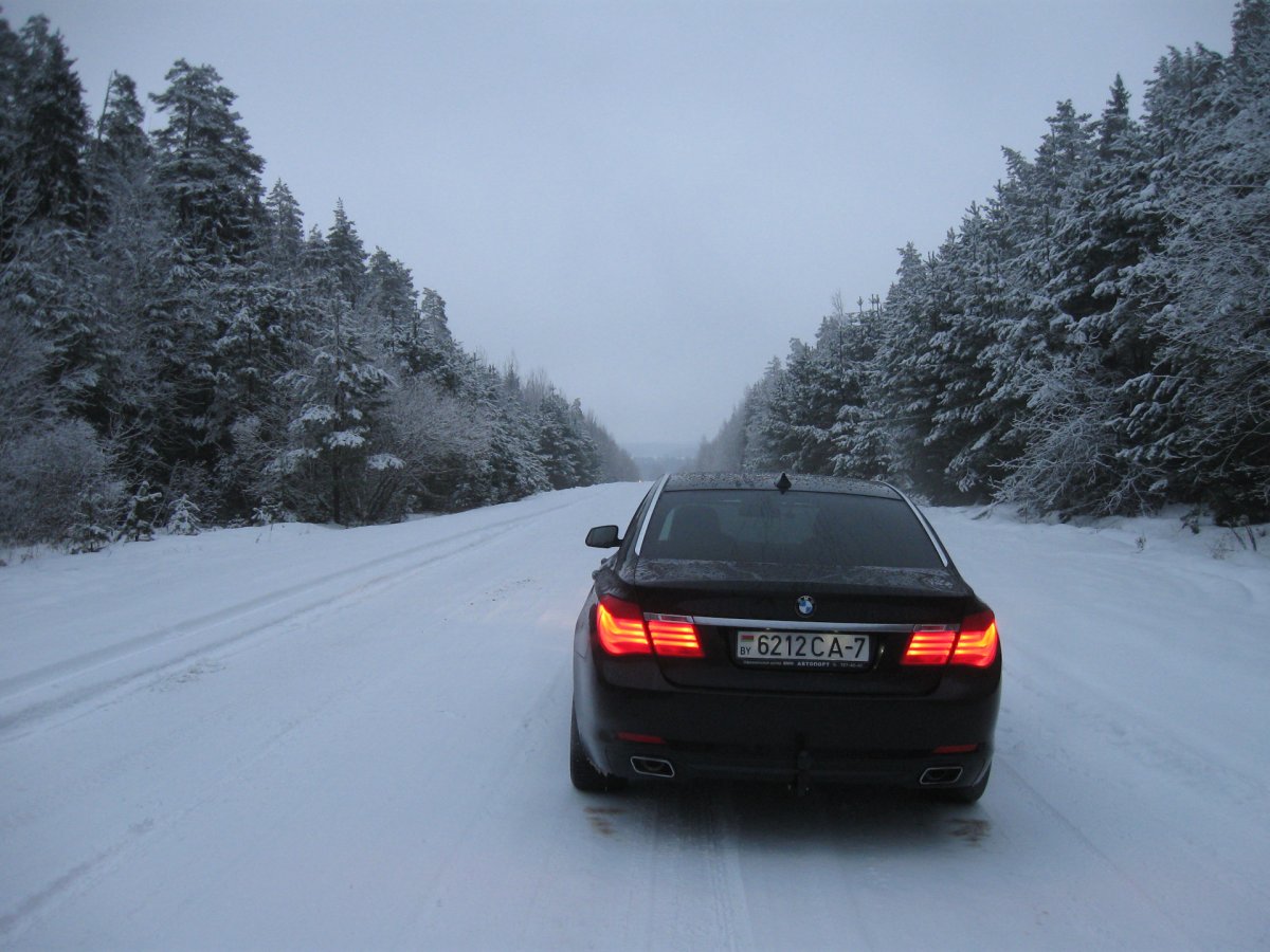 BMW 750 черная на снегу