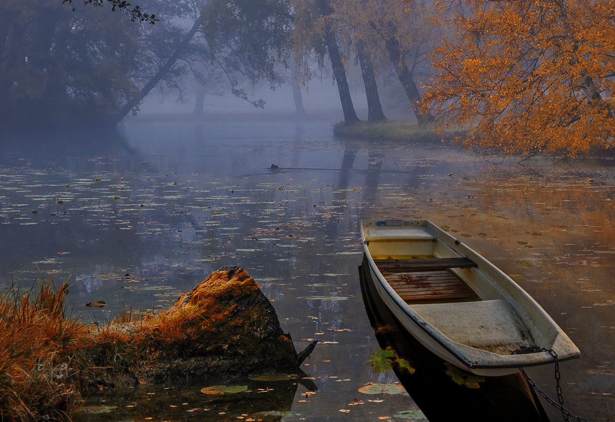 Осенью на лодке