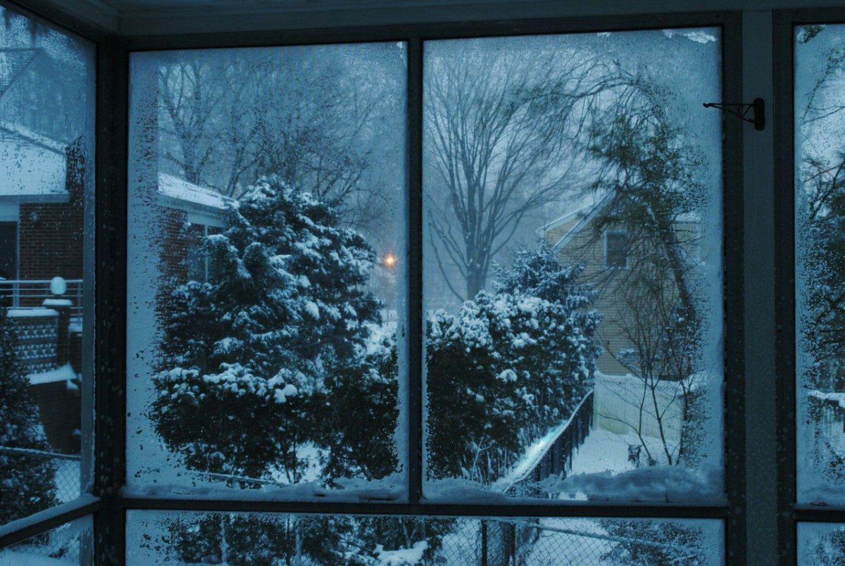 Ночное окно зимой