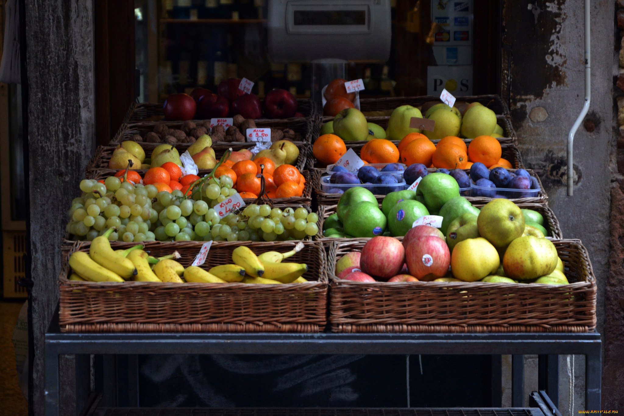 Рынок витрины. Овощной прилавок. Овощи на прилавке. Прилавок с овощами и фруктами. Фрукты на рынке.