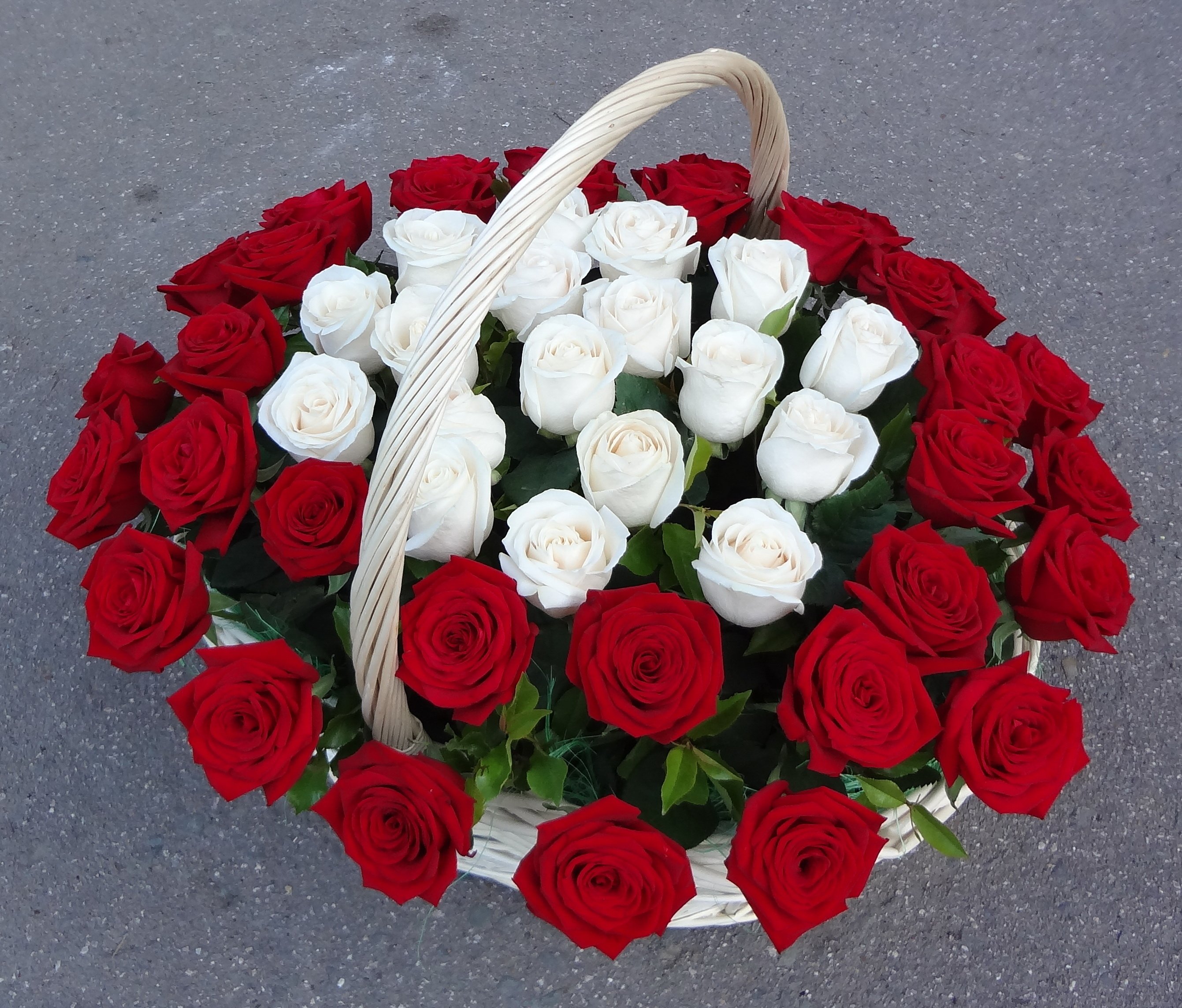 К чему снится букеты роз женщине. Букет красных роз. Букет белых и алых роз. Букет из белых и красных роз. Красные и белые розы в одном букете.