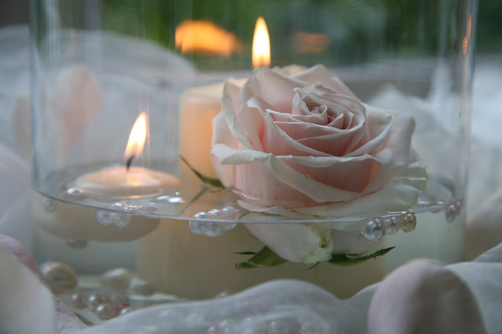 Картинка красивая с добрым вечером нежная. Романтические свечи. Цветы и свечи. Нежные цветы и свечи. Романтические цветы и свечи.
