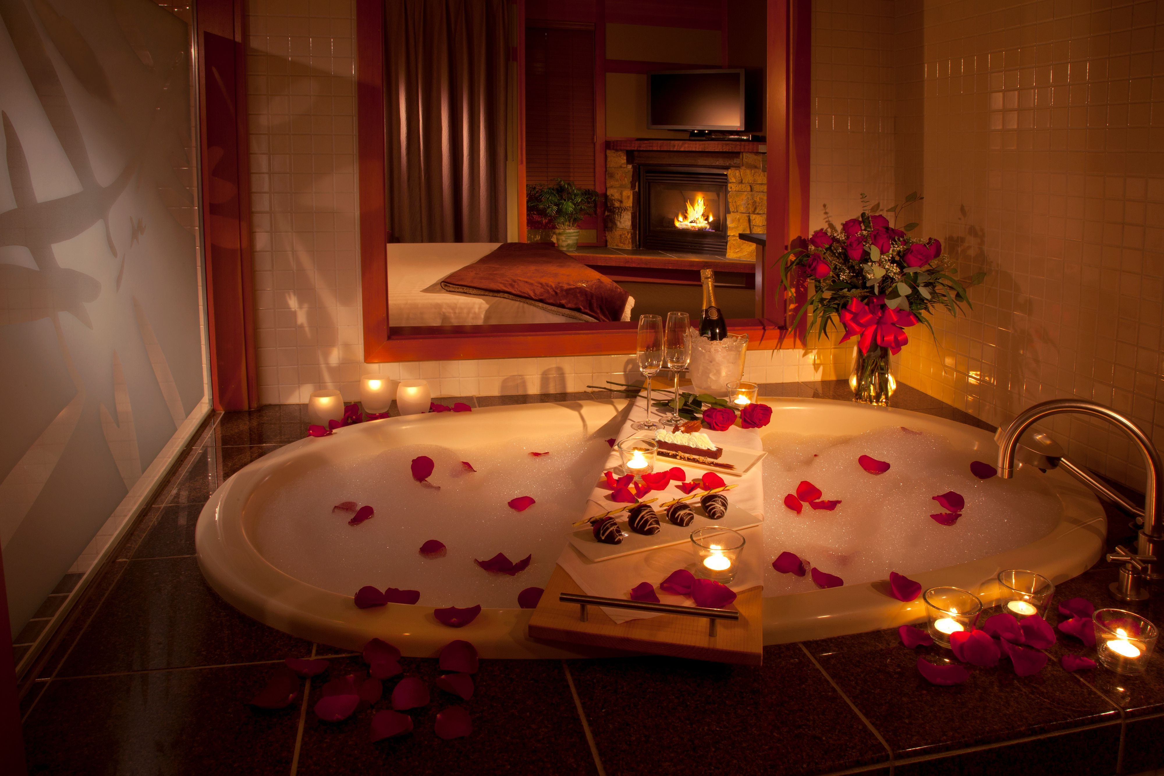 Любовная обстановка. Романтическая комната. Комната для романтического вечера. Ванна с лепестками роз и свечами. Романтический ужин в комнате.