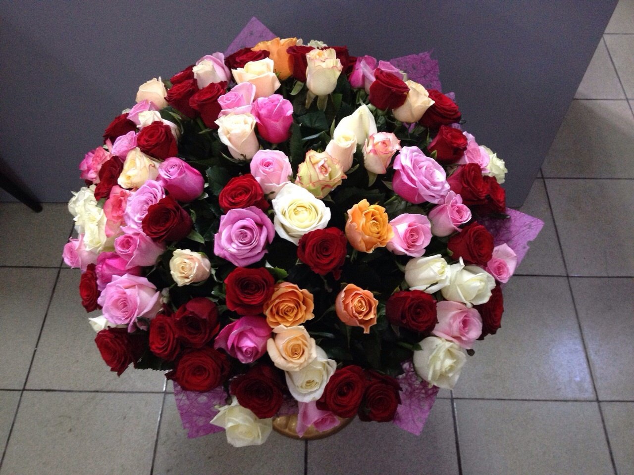 Фото реальных букетов цветов дома. Большие букеты цветов. Шикарный букет из роз. Огромный букет цветов. Красивые большие букеты цветов.