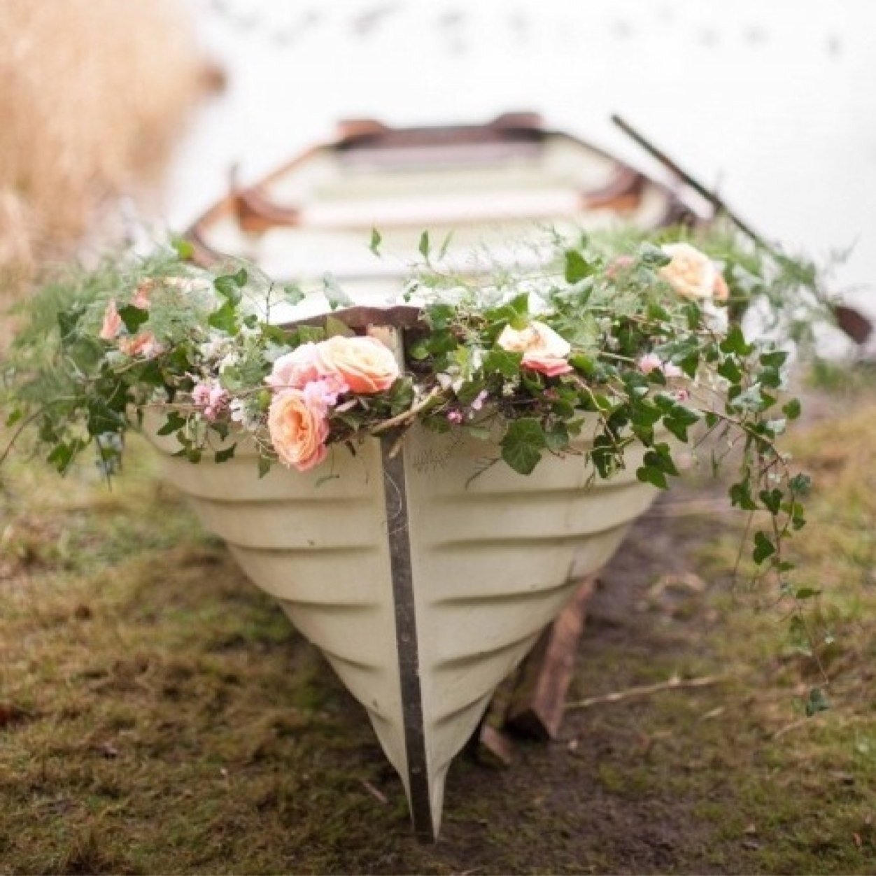 Лодка украшенная цветами