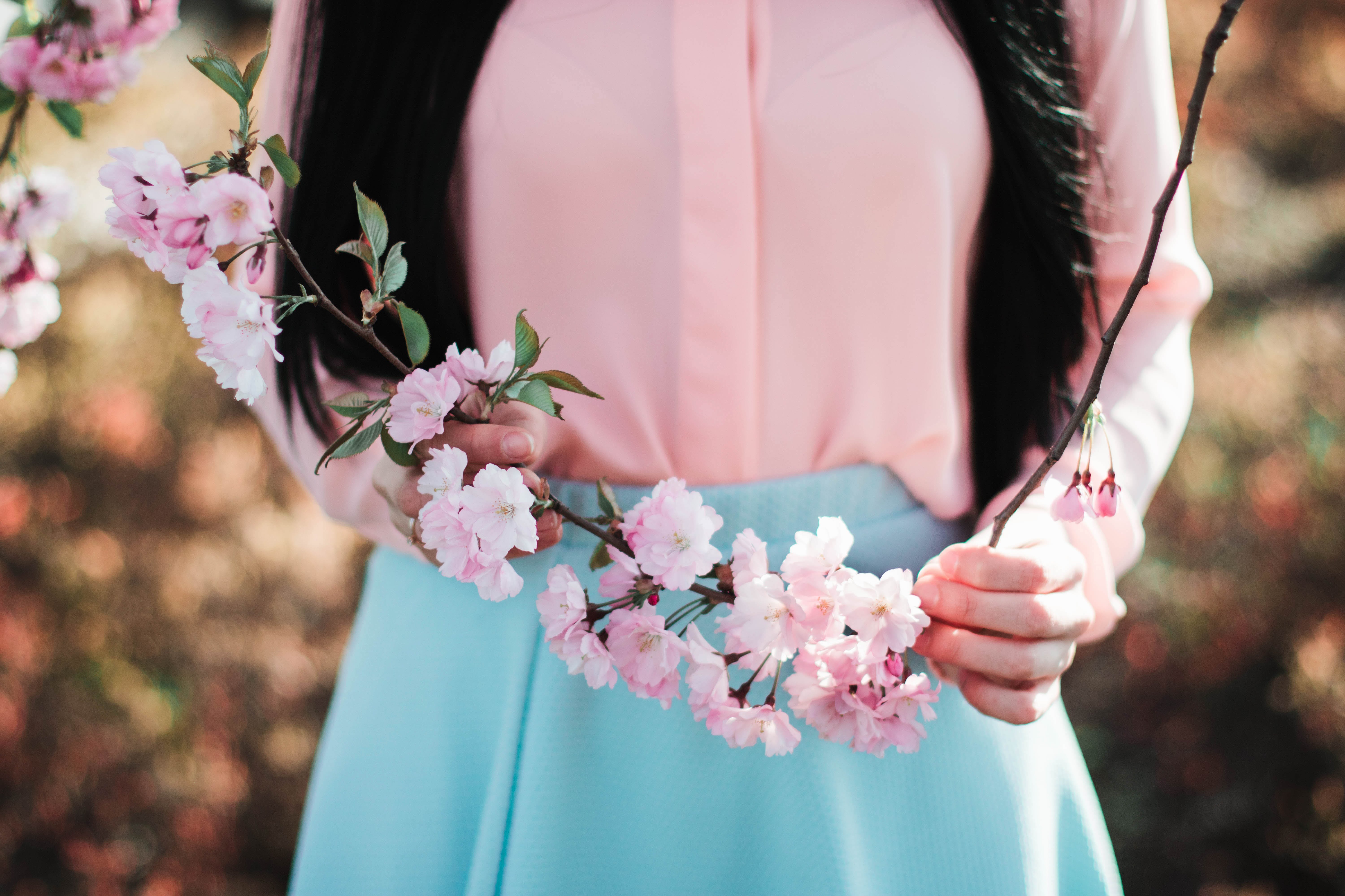 Весенняя аватарка на телефон. Девушка с цветами. Женщина в цветах. Цветы в руках у девушки. Весенние цветы.