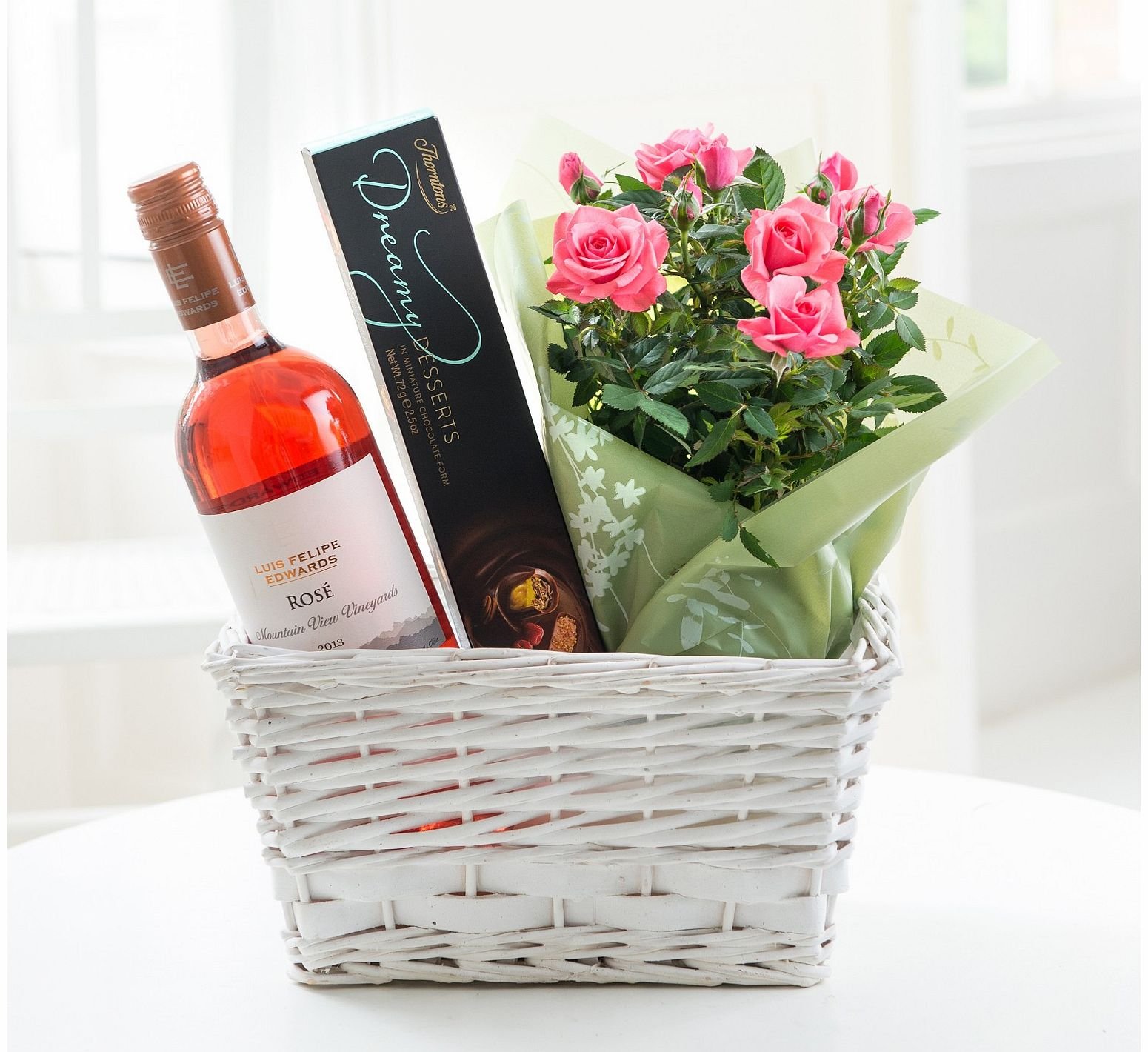 Цветы и вино подарок