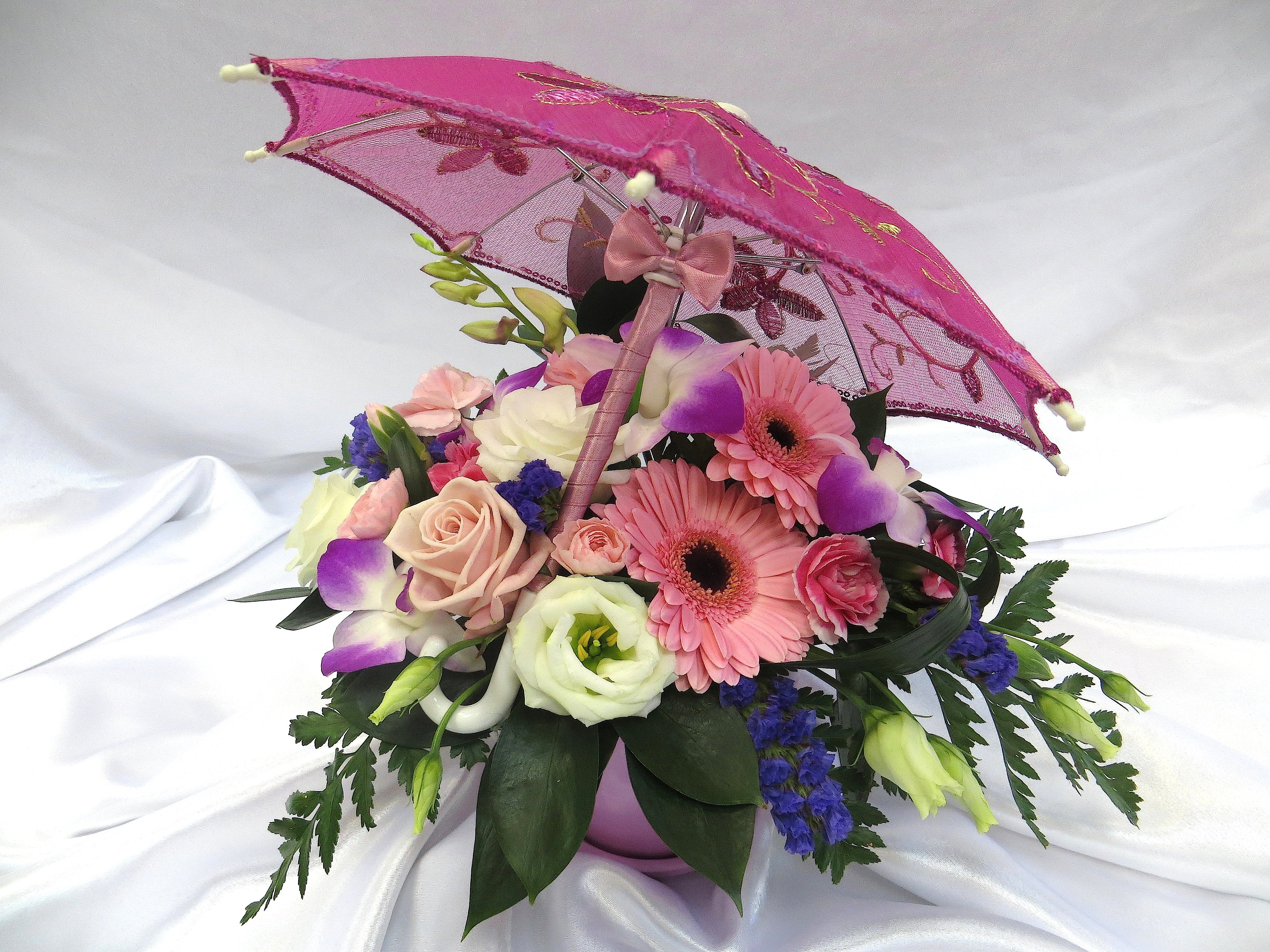 Открытка зонтик. Цветы в зонтике. Цветочная композиция в зонтике. Зонтик с цветами. Зонтик с живыми цветами.