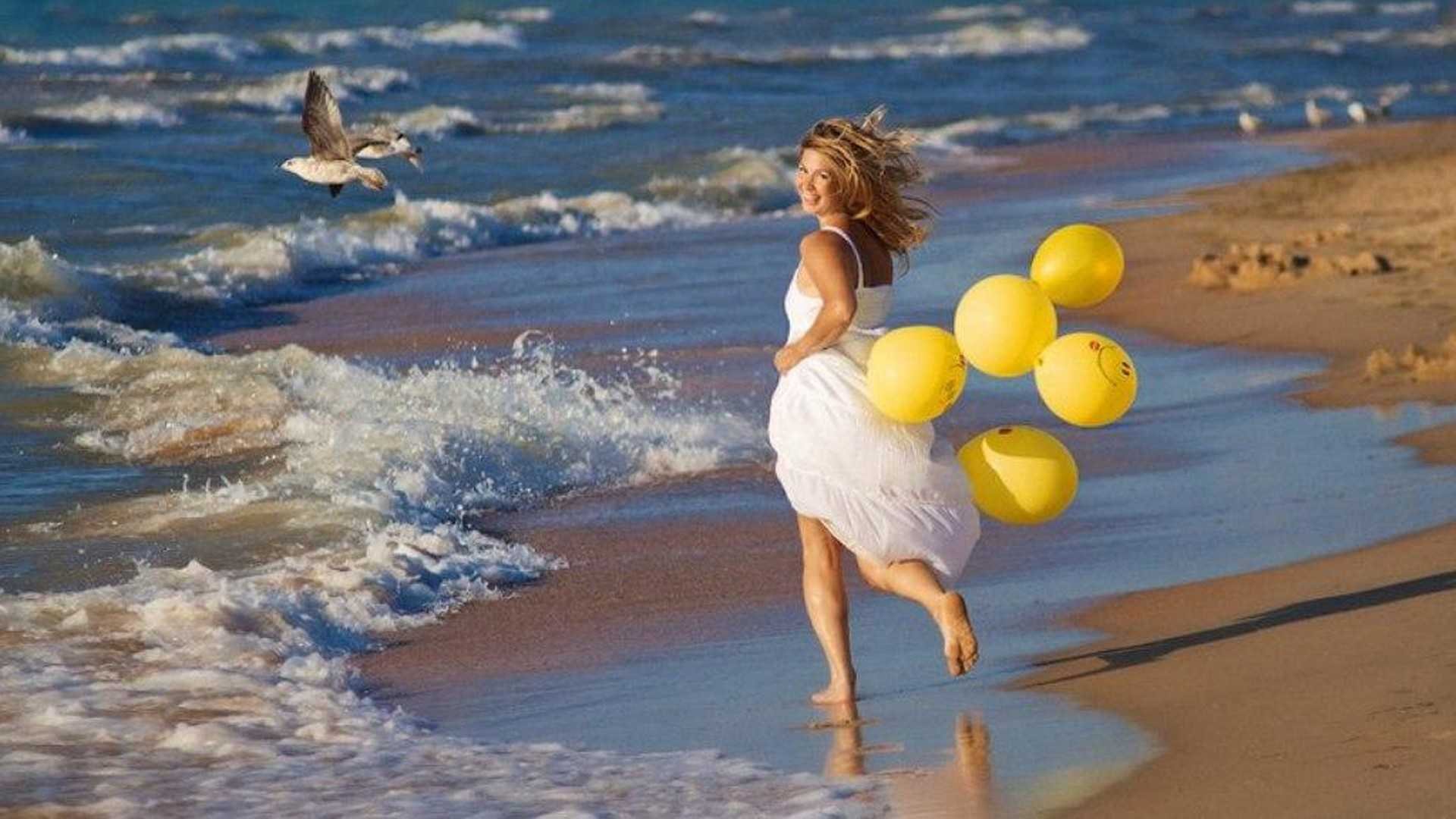 Радость без края. Фотосессия на море. Летом на море. Девочка на море. Счастливая девушка.