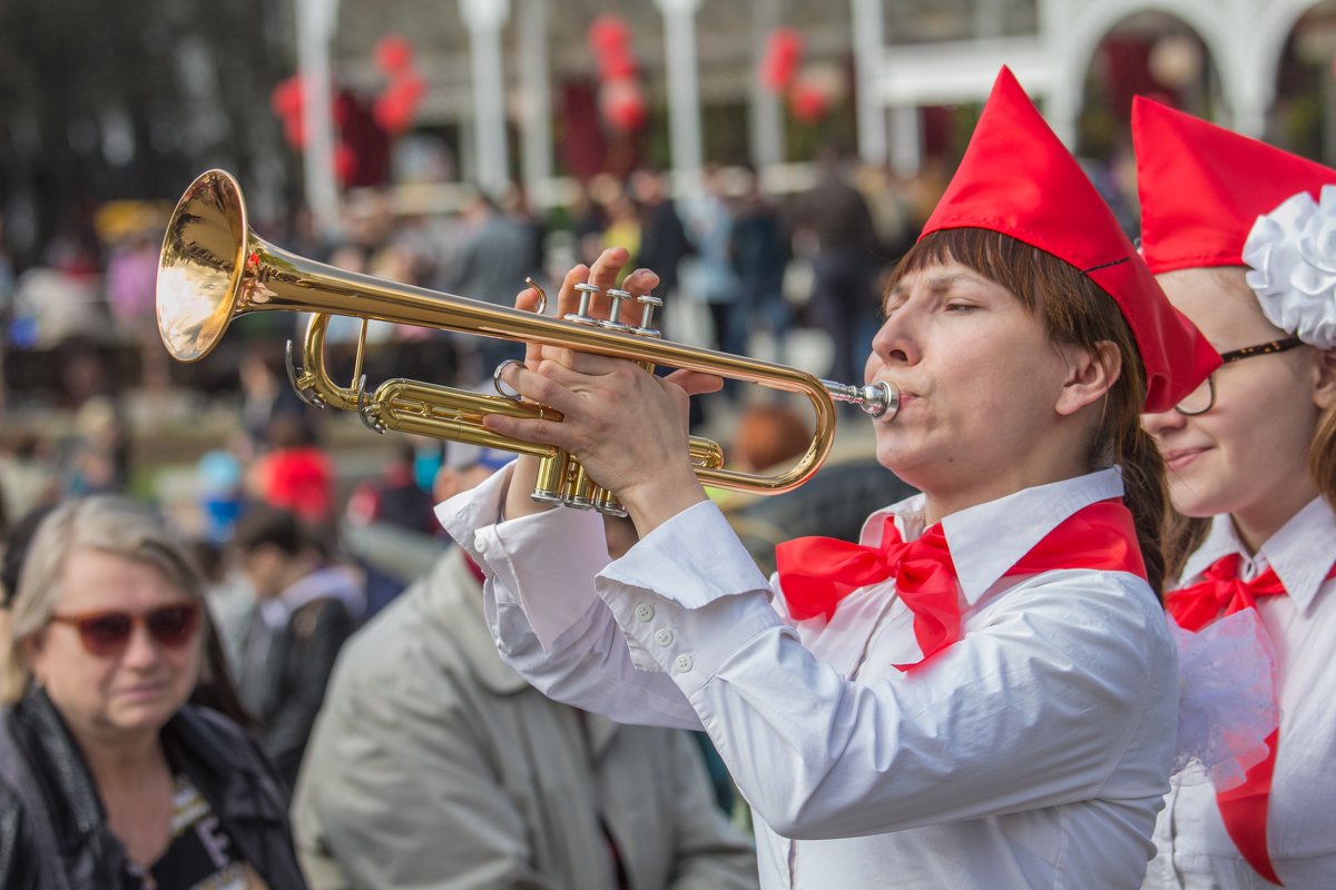 Пионерский фото и видео. Пионерский горн горнист. Пионер с Горном. Пионеры с барабаном и Горном. Пионер с трубой.