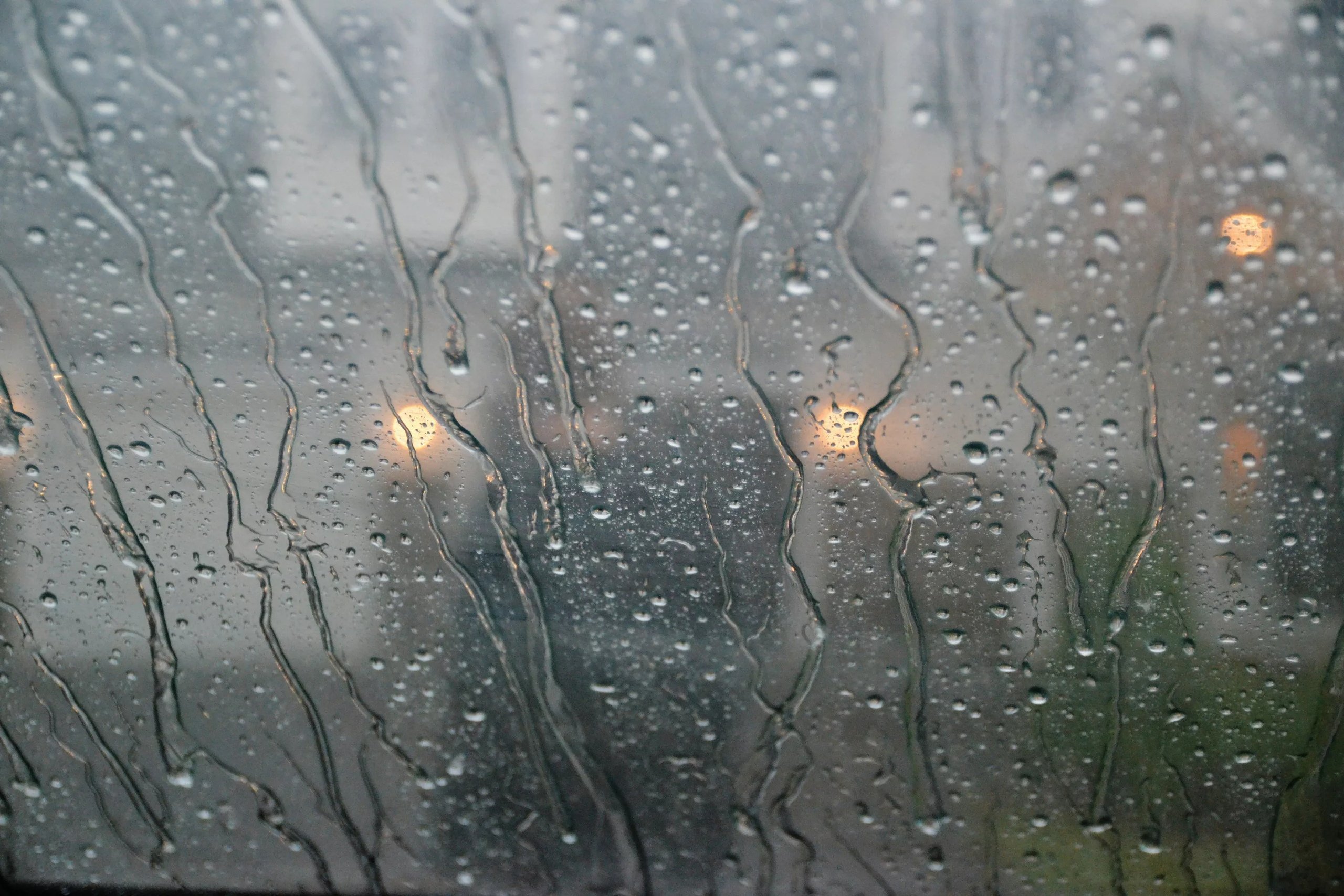 Окно в дождевых каплях. Капли дождя на окне. Капли на стекле. Дождь на стекле. Осень дождь.