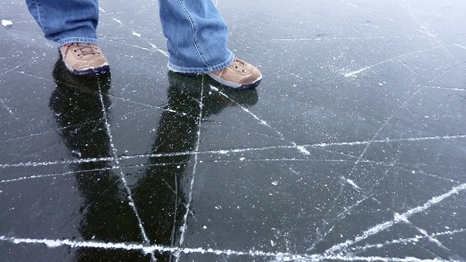 По льду пошли трещины. Тонкий лед. Непрочный лед. Хрупкий лед. Лед под ногами.
