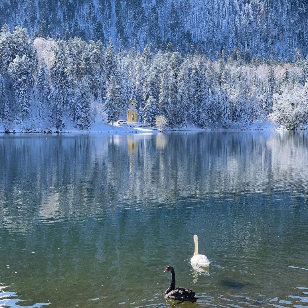 Снежная теплые озера