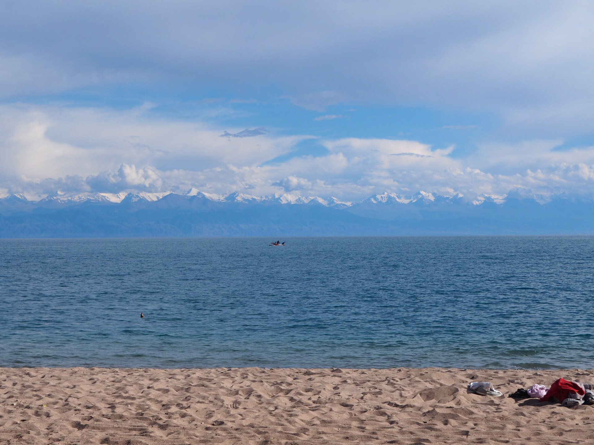 Ехать на иссык куль. Озеро Иссык-Куль Киргизия. Берег озера Иссык Куль. Исилькуль озеро Киргизия. Киргизское море Иссык Куль.