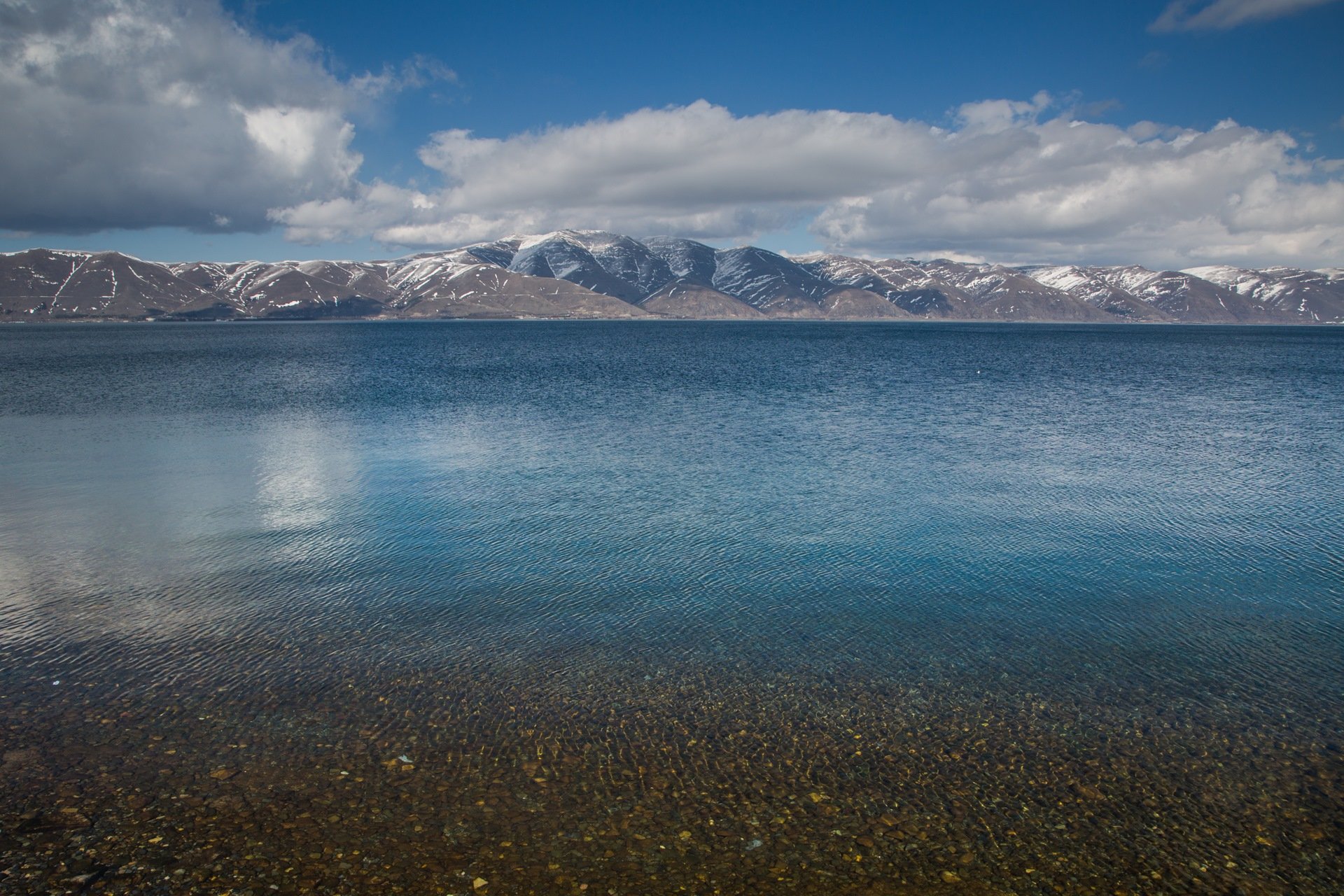 Глубина озера севан. Озеро Севан Армения. Озеро Севан берег. Ереван озеро Севан пляж. Озеро Севан горы.