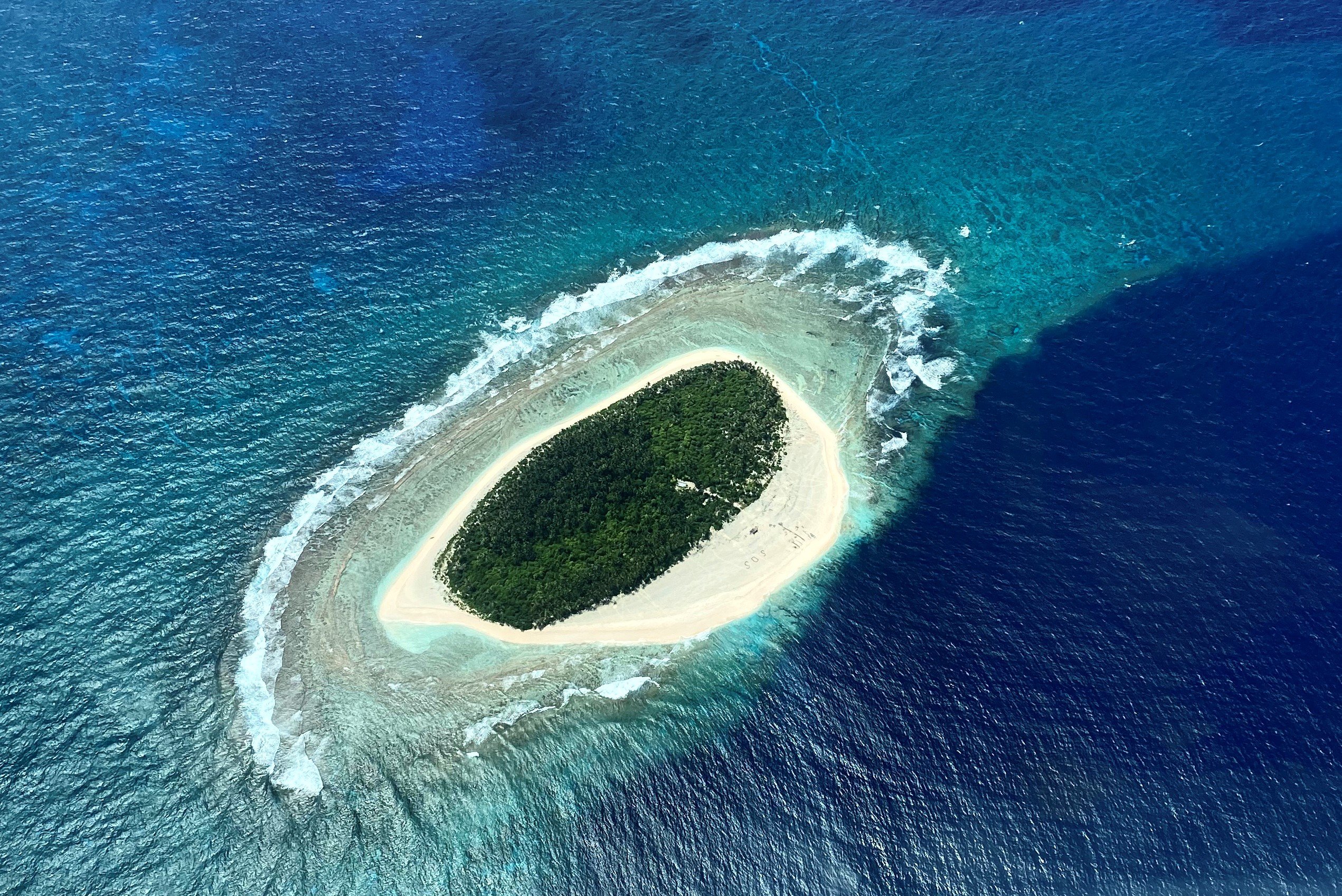 Омывающего остров тихого океана. Остров Атолл Дюси. Необитаемый Атолл Дюси. Атолл в тихом океане. Атоллы Микронезии.