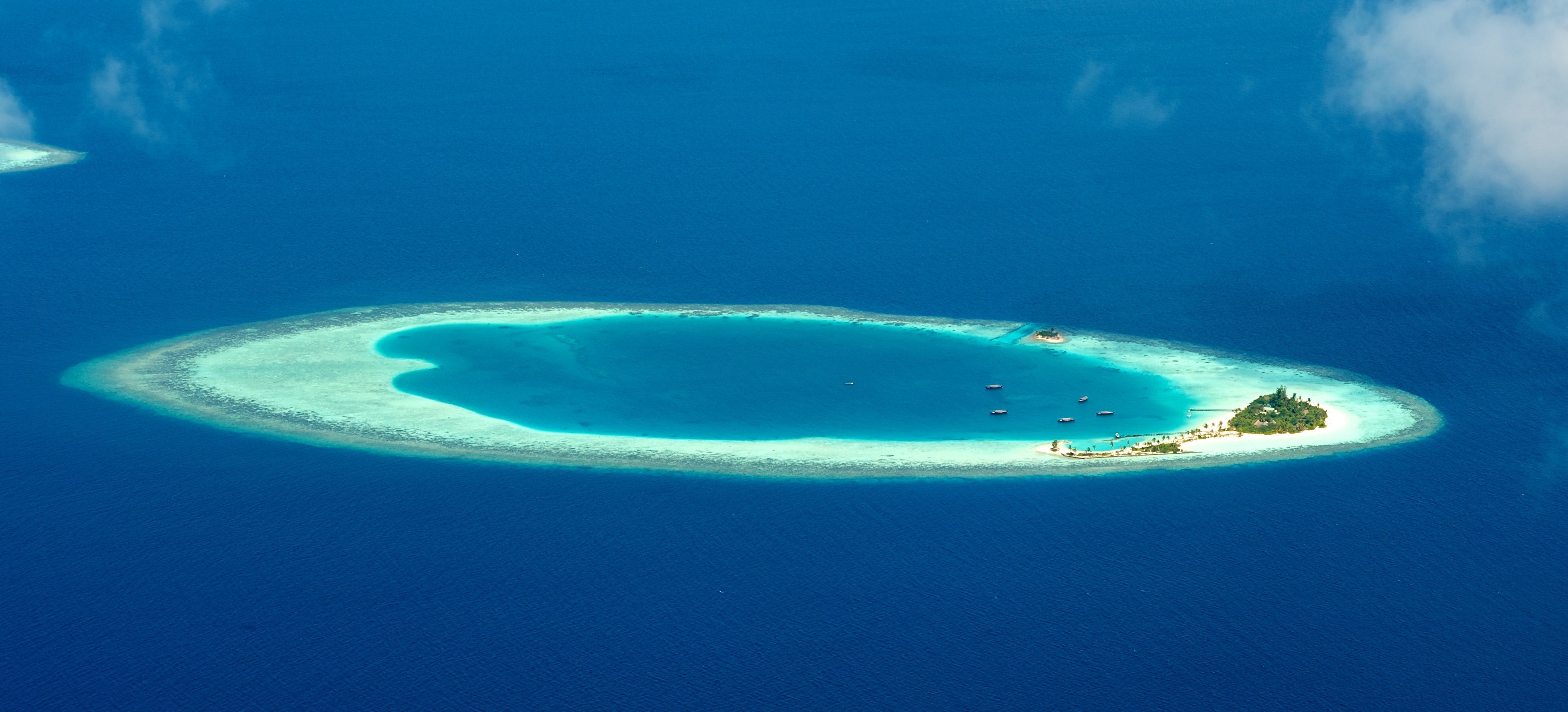 Барьерные острова. Коралловые Атоллы Мальдивы. Атолл коралловый остров. Атолл в тихом океане. Остров Атолл Дюси.
