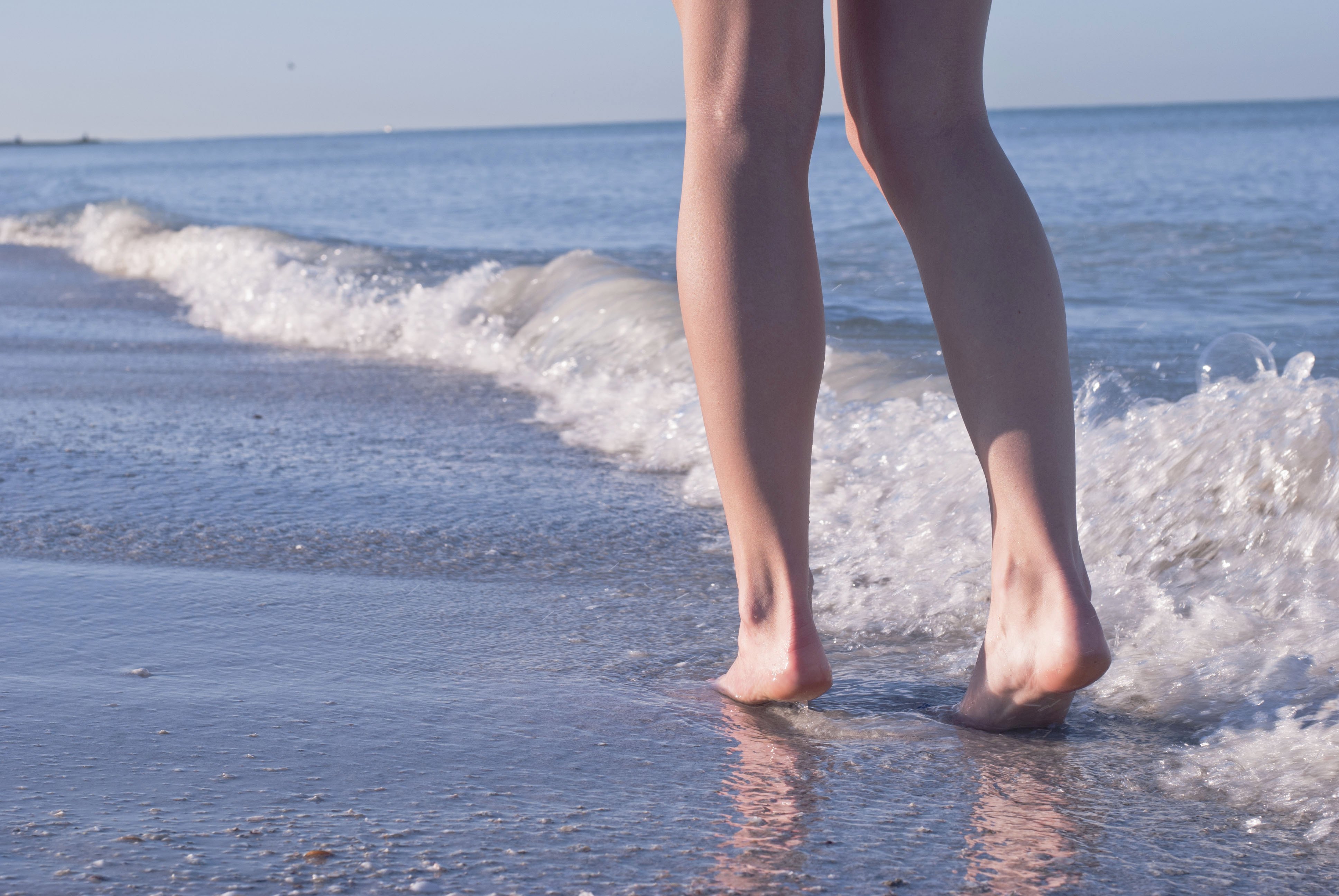 Ноги милашек. Ноги на пляже. Красивые ноги. Женские ножки. Море ноги пляж.