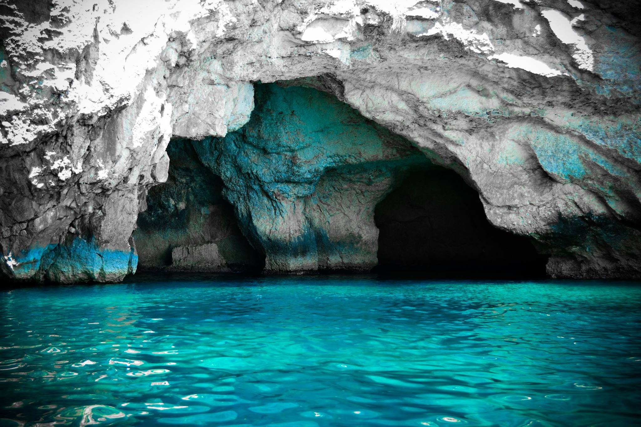 Грот это. Blue Grotto Мальта. Лазурный грот капри. Голубой грот Мальта. Лазурный грот Италия.