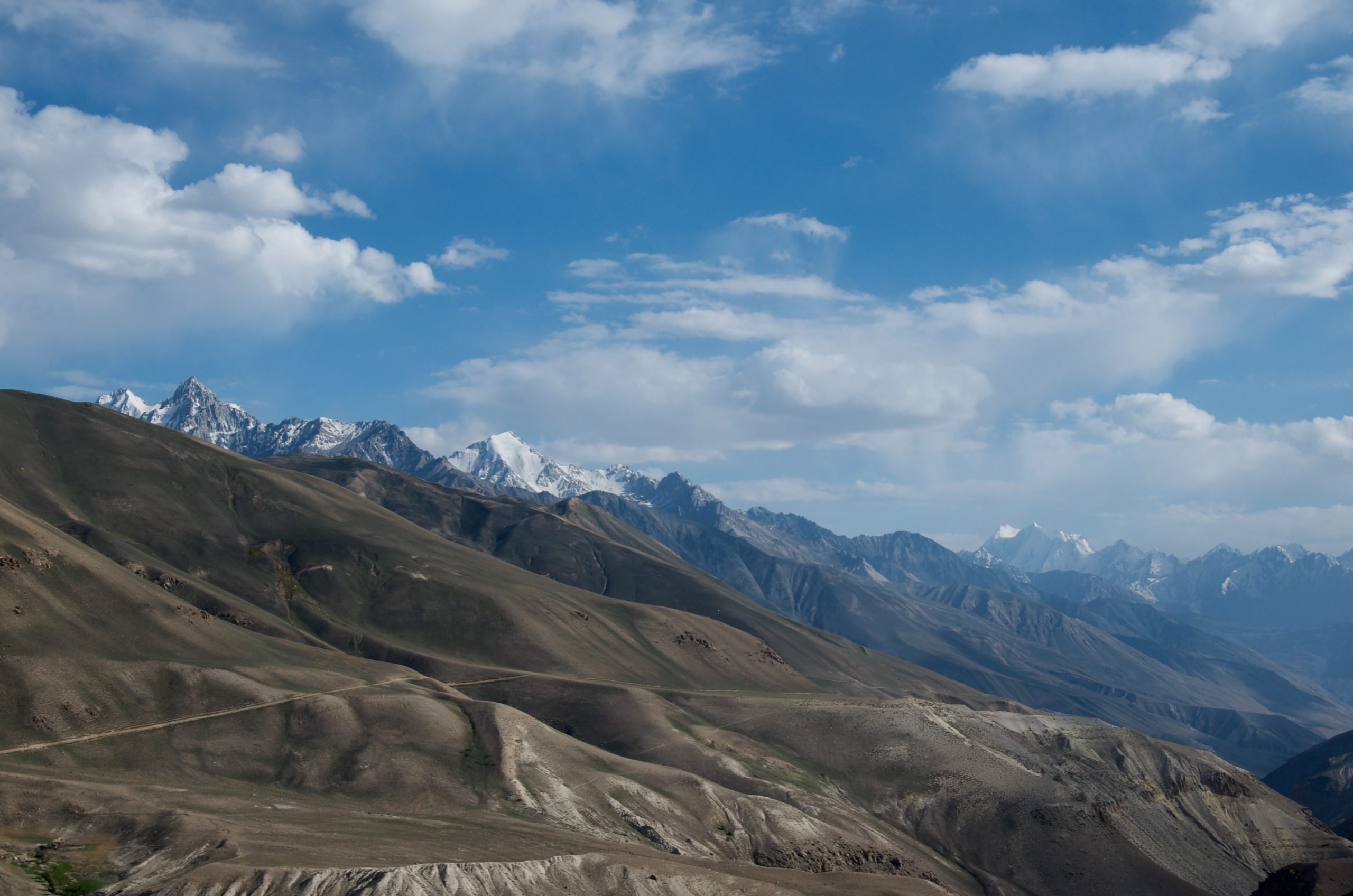 Памир самая высокая. Горы Таджикистана 7000м. Горы и холмы в Таджикистане. Высокие горы Таджикистана. Душанбе горы.