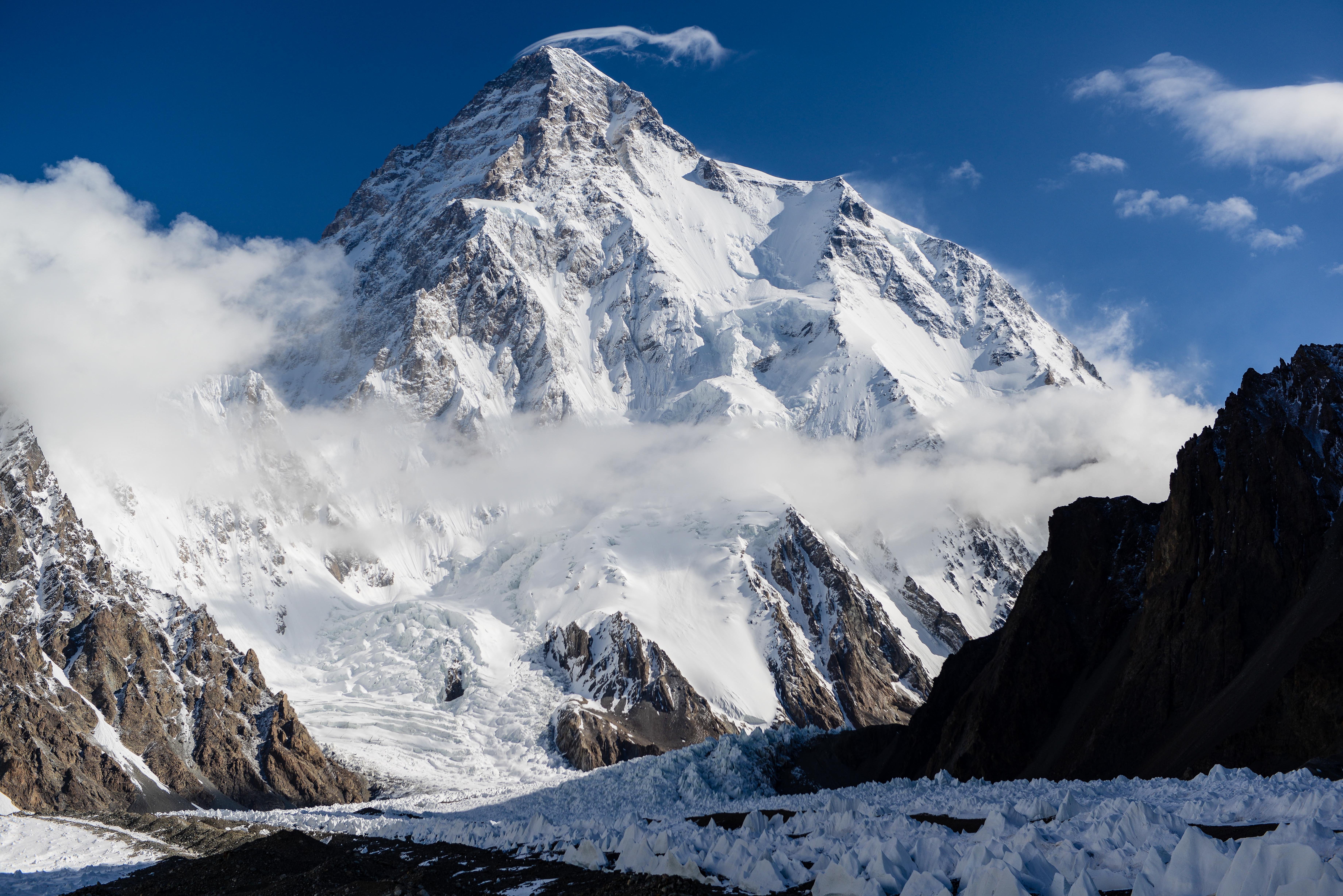 Горный сток. Пик к2 Чогори. Гора Джомолунгма. Гималаи Эверест. Вершина k2, Гималаи.