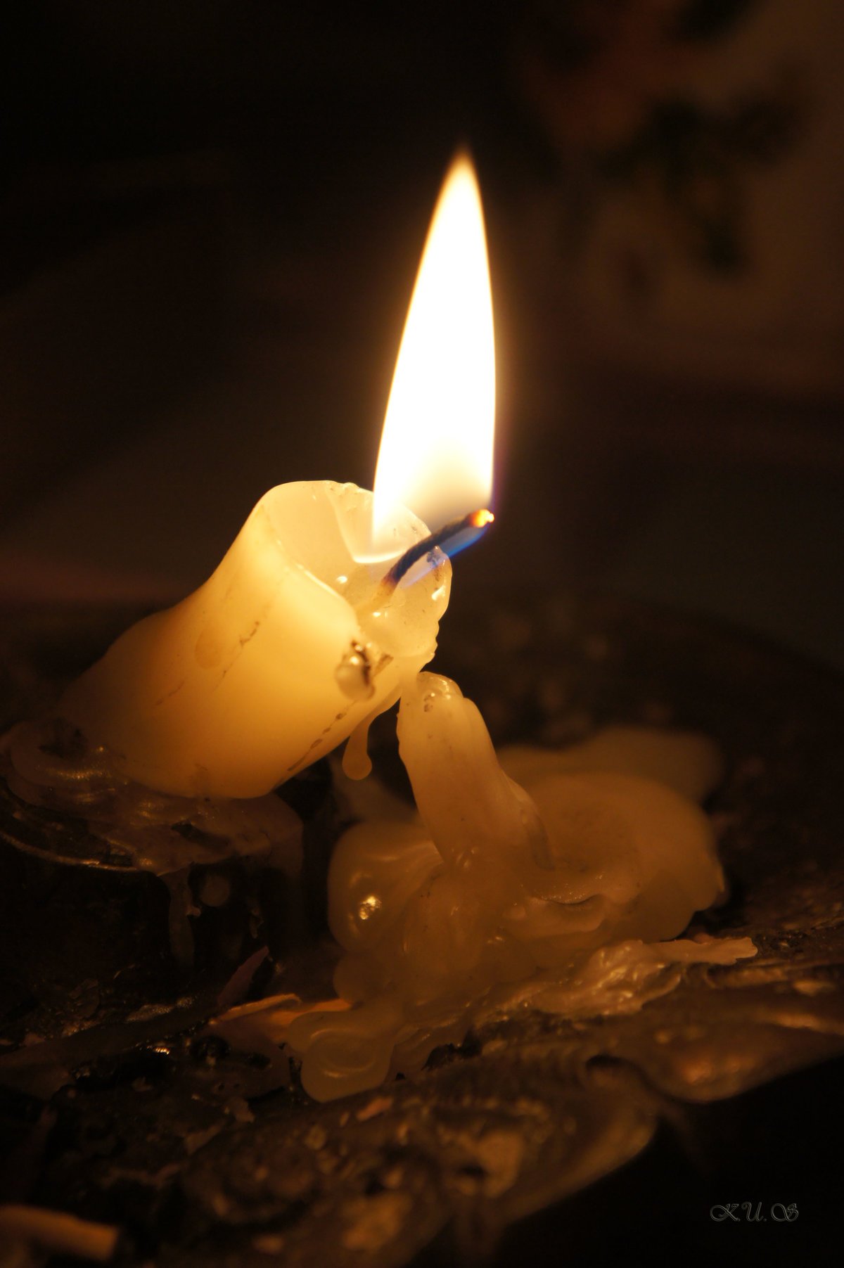 Догорает огарок свечи. Свеча. Красивые свечи. Горящие свечи. Зажженная свеча.