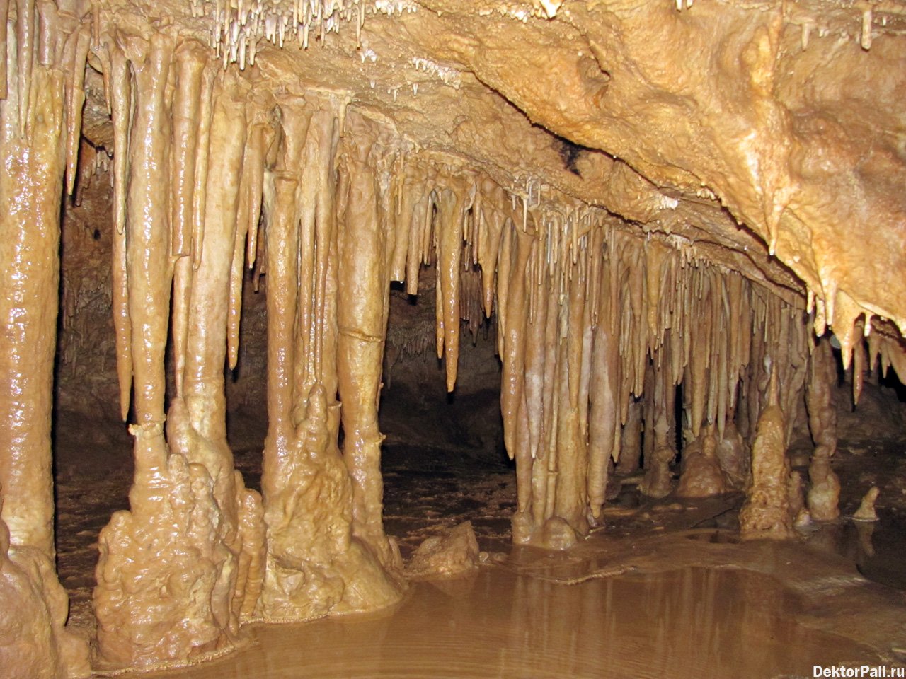 Пещера сталактиты и сталагмиты Адыгея