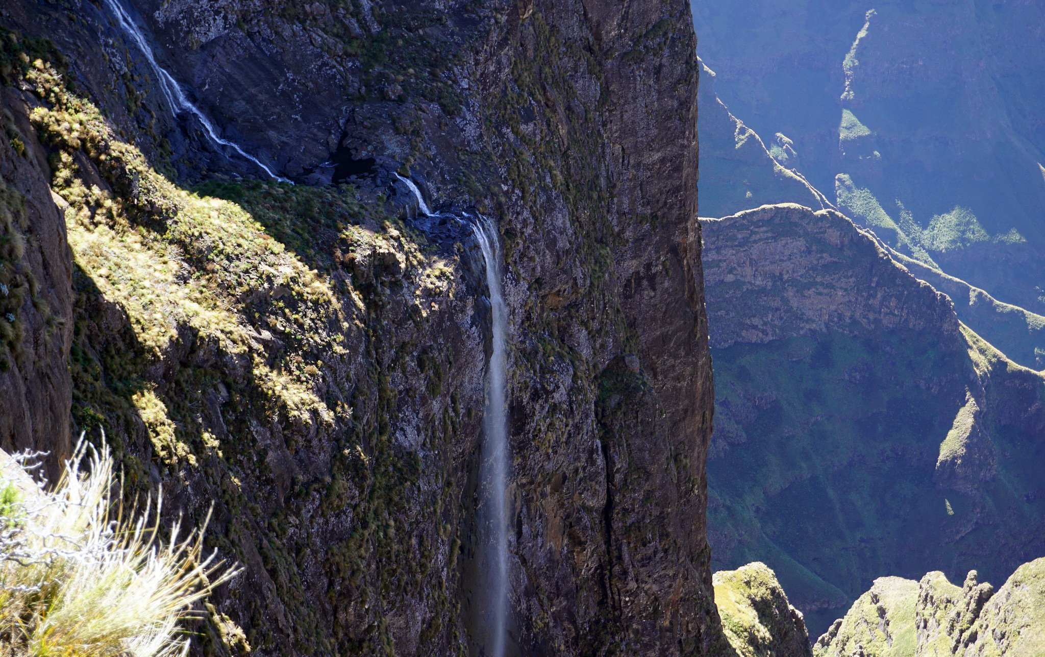 Отзывы тугела реальных. Водопад Тугела ЮАР. Драконовы горы водопад Тугела. Водопад Малетсюнейане Лесото. Дракенсберг ЮАР водопад.