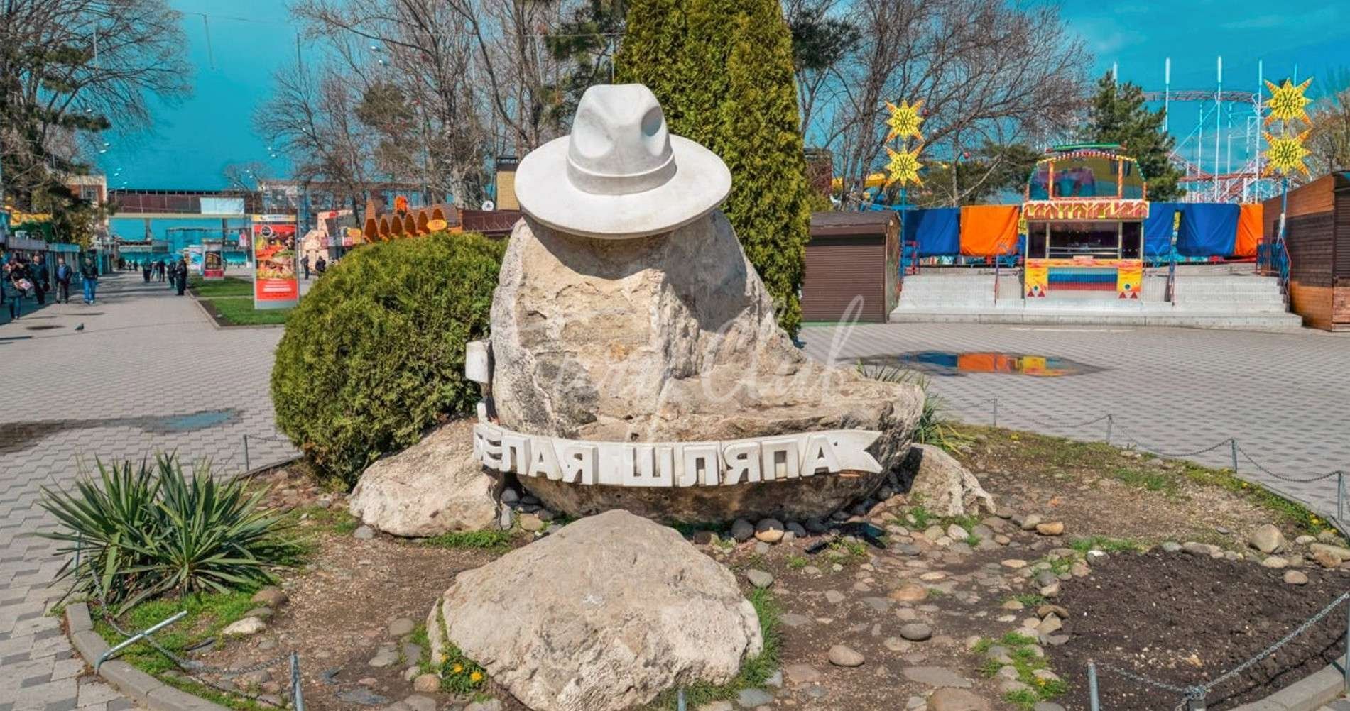Памятник белой шляпе в городе Анапе.