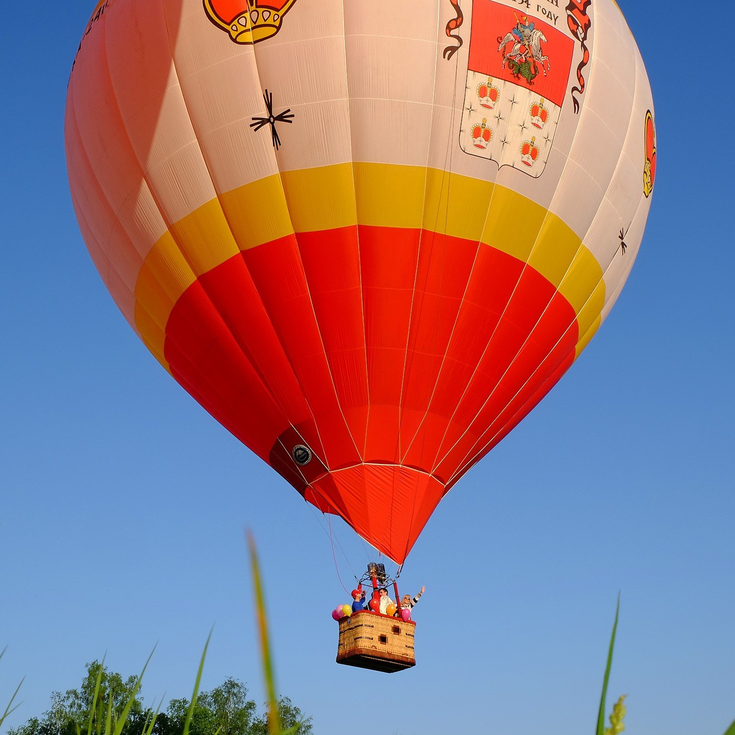Высота корзины на воздушном шаре. Воздушный шар с корзиной. Воздушный шар полет. Летающий воздушный шар с корзиной. Шар для полетов.