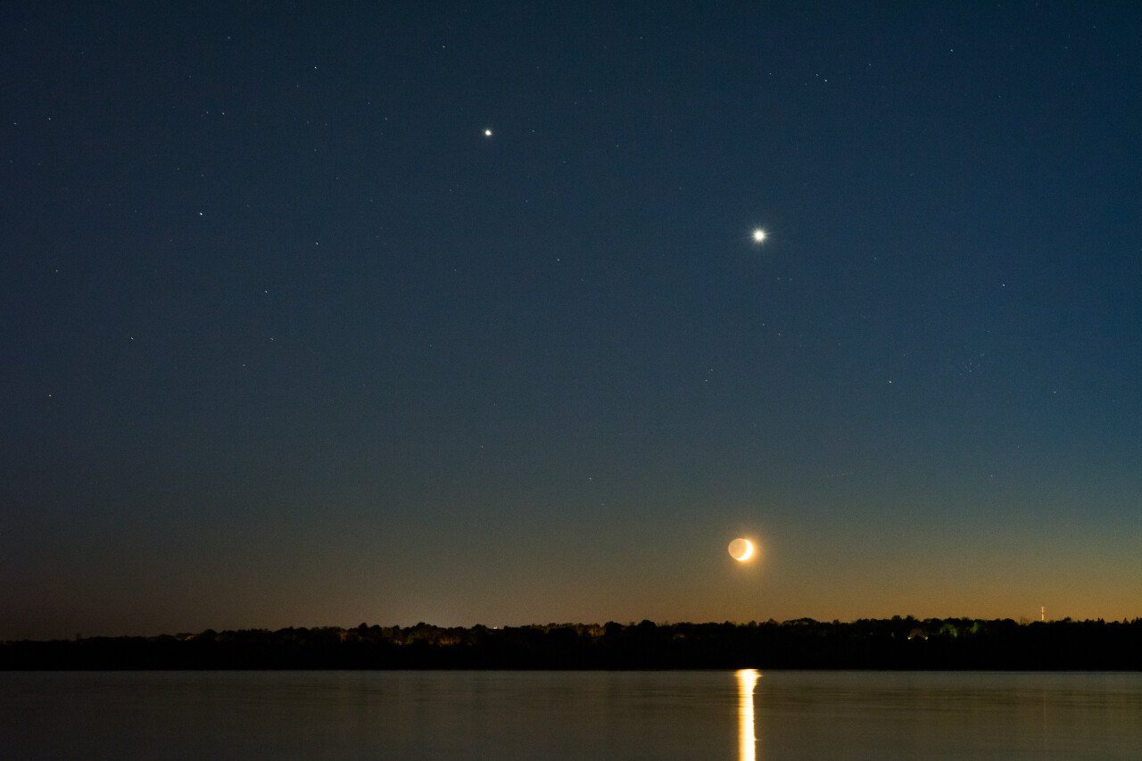 Невооруженным глазом можно увидеть звезд. Юпитер и земля.