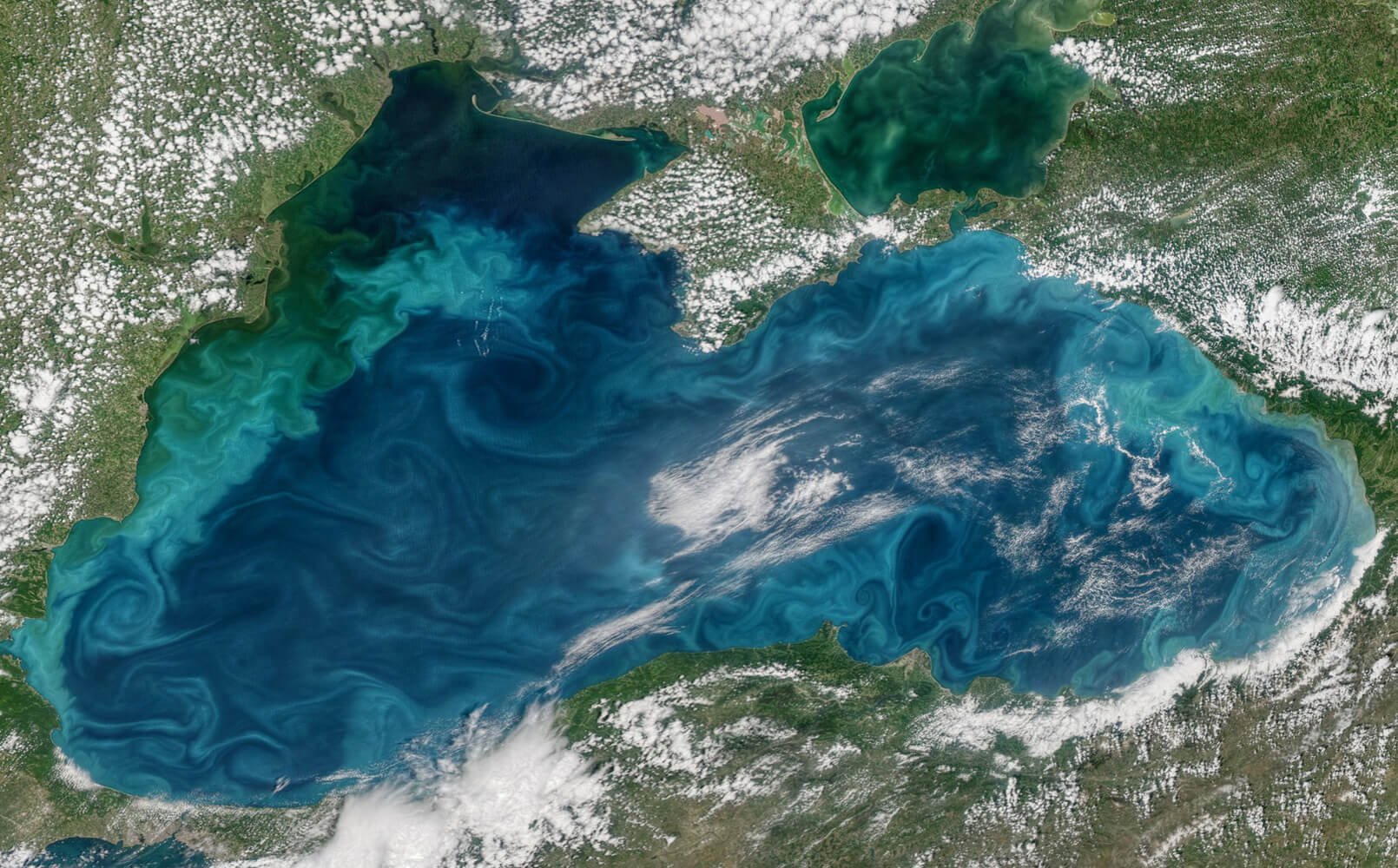 Черное море вода в мае. Черное море с космоса. Черное море вид сверху. Акватория черного моря. Черное море со спутника.