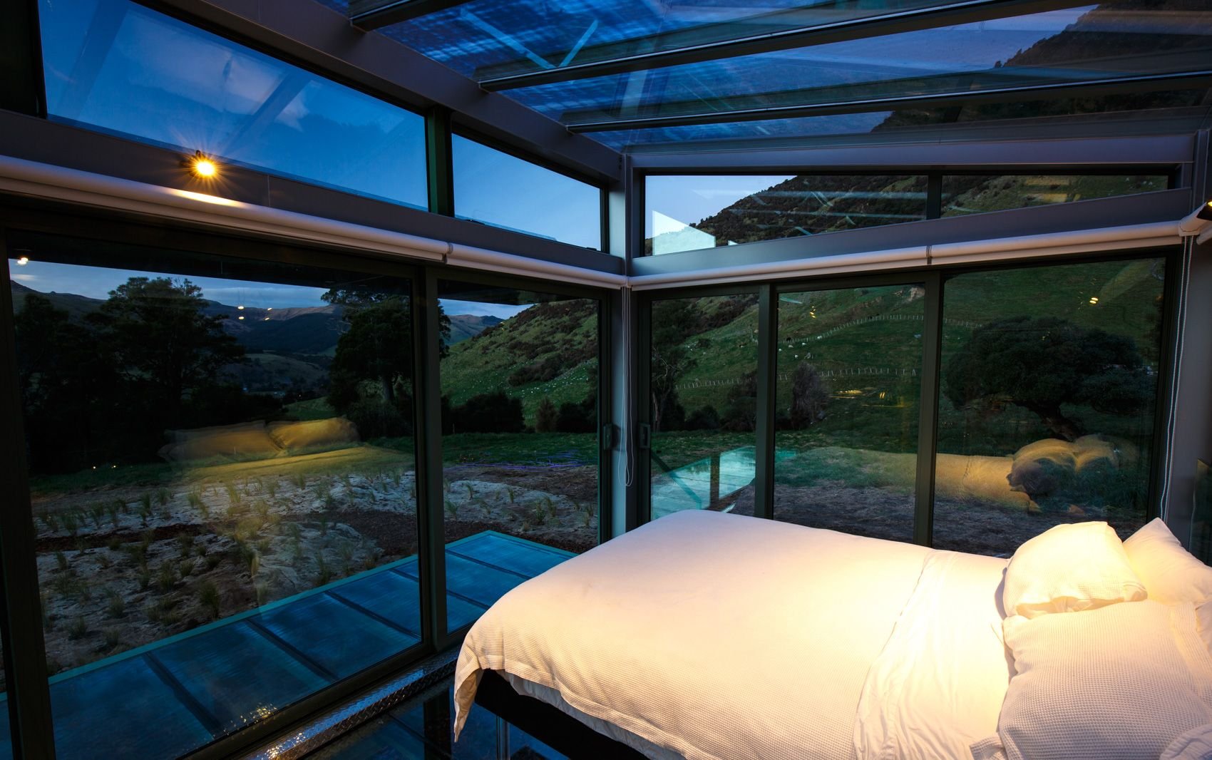 Если живешь в стеклянном доме. Прозрачный дом. Отель с прозрачными стенами. Стеклянные домики в новой Зеландии. Комнаты со стеклянной стеной на природу.