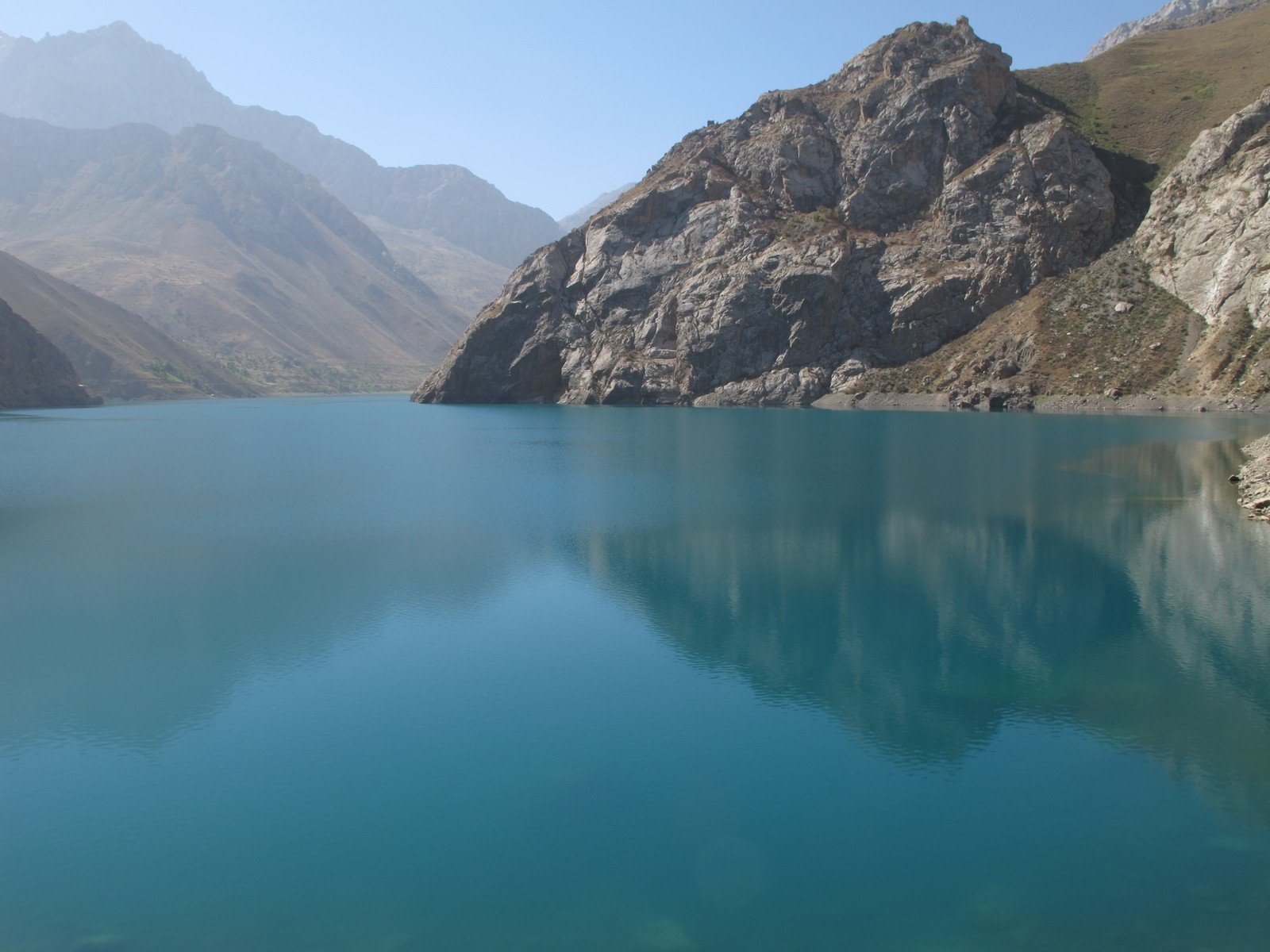 Большие кули. Кули Сарез. Маргузорские озера Таджикистан. Озеро Сарез в Таджикистане. Кули Сарез Памир.
