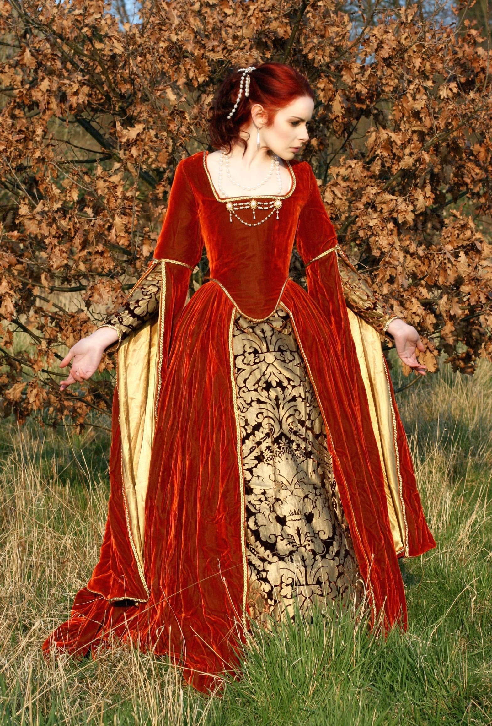 Женщина в средневековом платье