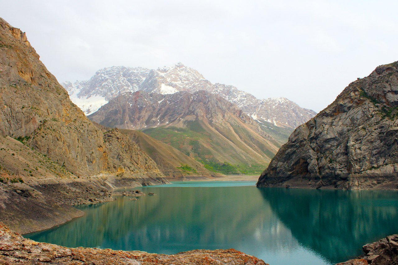 Таджикистан горы. Пейзажи Таджикистана Варзоб. Горы виэээт Таджикистана варщоьскре. Поршинев Таджикистан. Поршинев Таджикистан село.