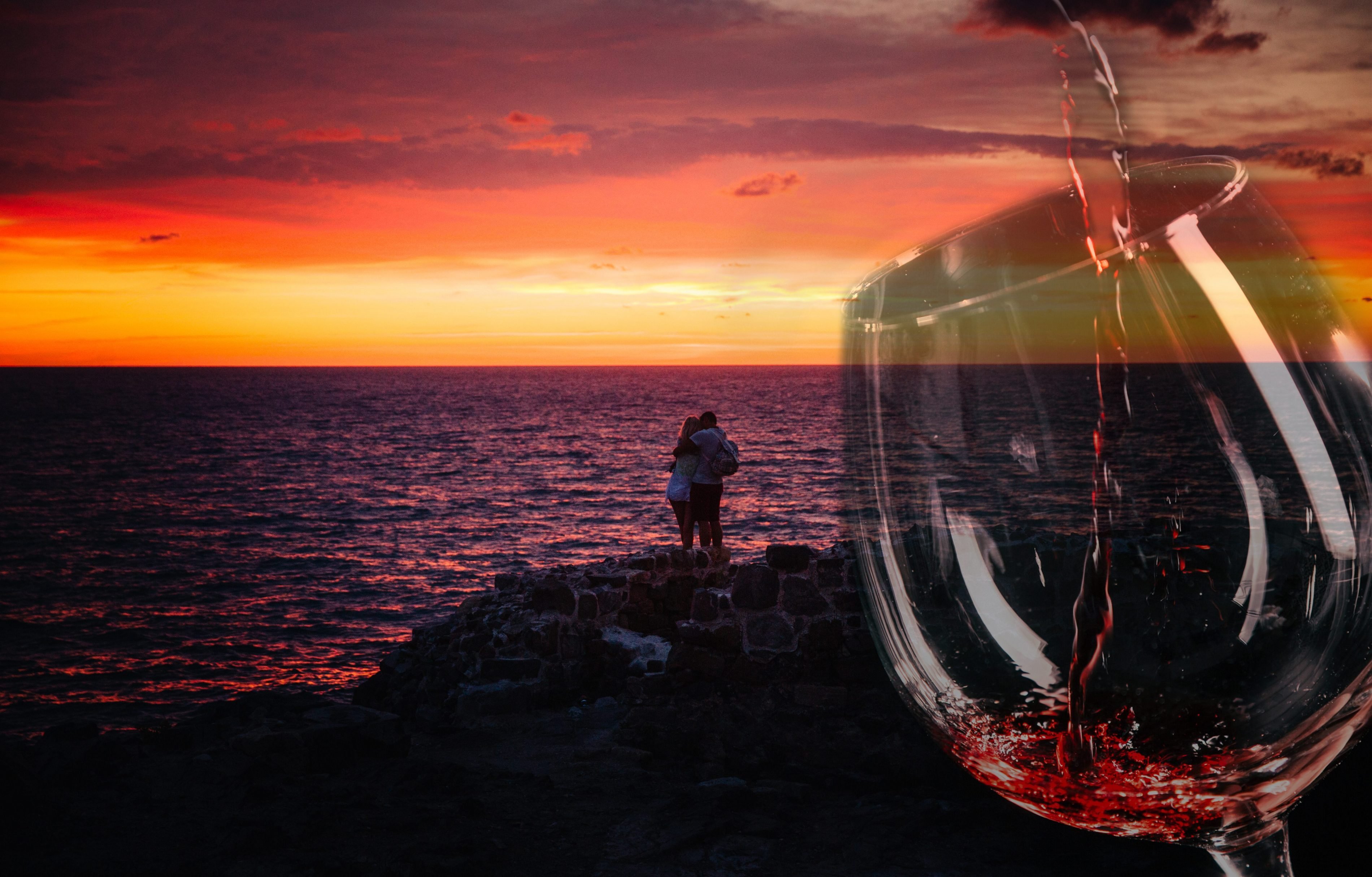 Фото бокал вина и море