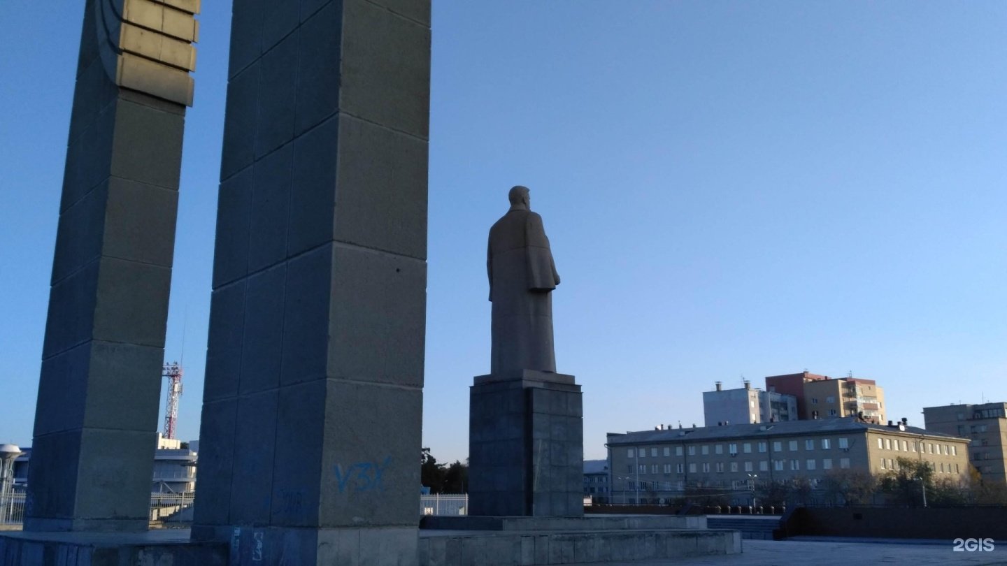 Курчатов челябинск. Памятник Курчатову Челябинск. Памятник академику Курчатову в Челябинске. Курчатов памятник в Челябинск 2021. Памятник Курчатова Челябинск 20 век.