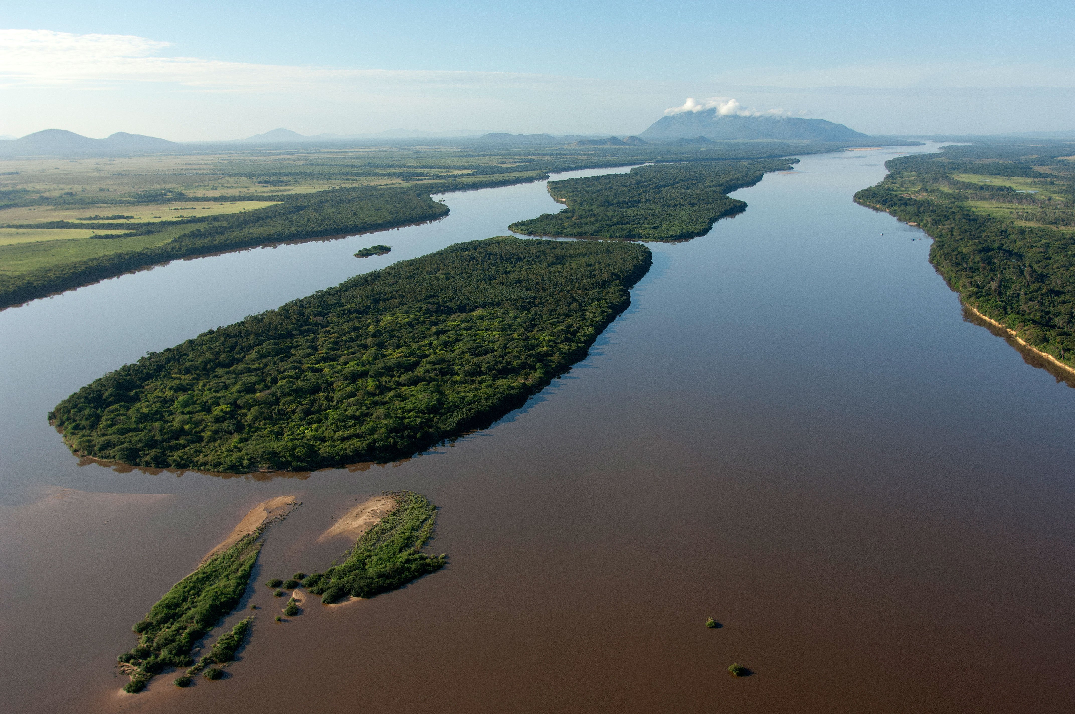 Реки и притоки южной америки. Река Рио Негро. Уругвай река Рио Негро. Река Рио Негро Аргентина. Река Амазонка и Рио Негро.